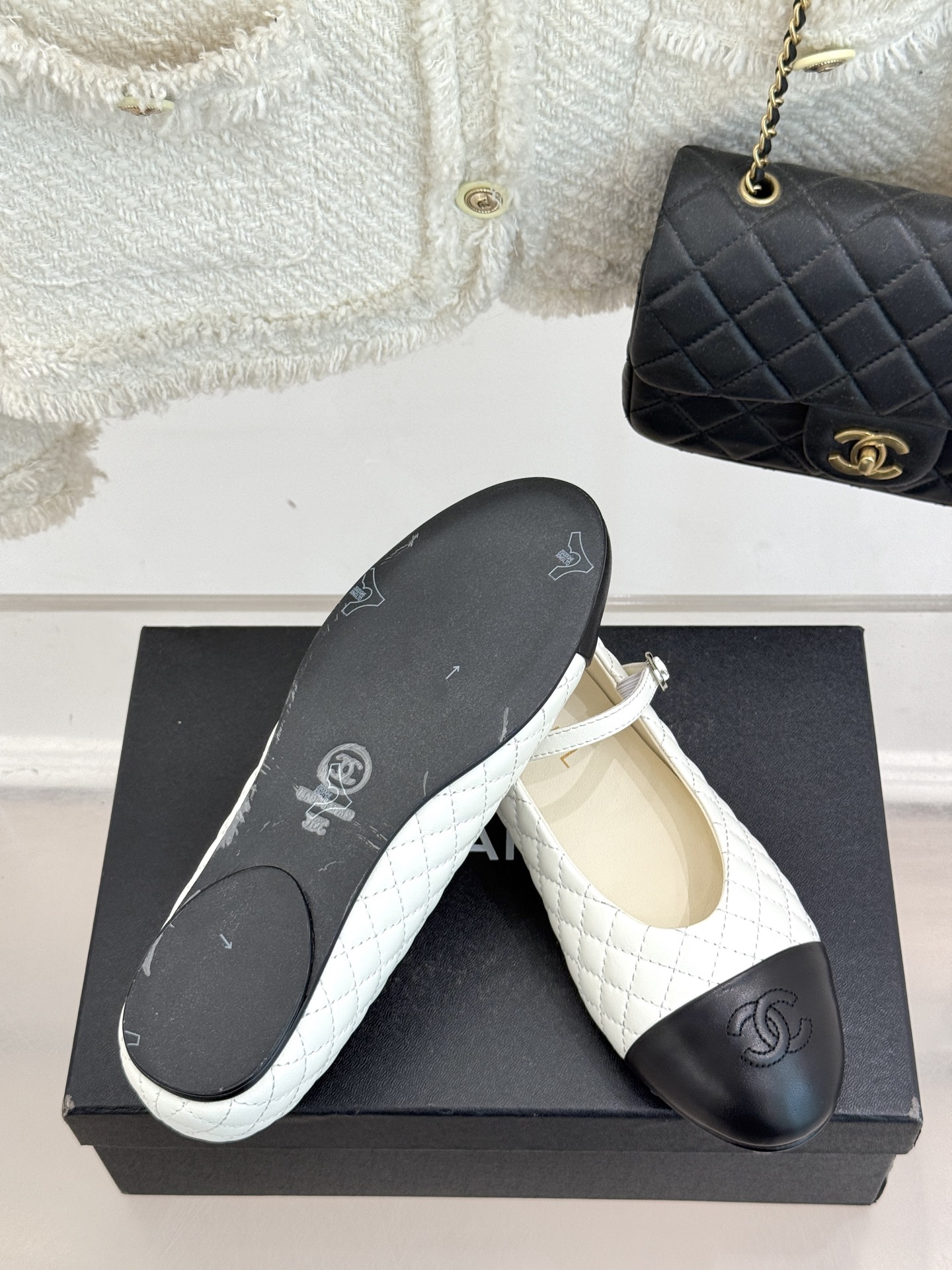 
CHANE* ｜小香25A春夏新品
菱格拼色平底玛丽珍鞋
优雅永不过时 简直美到犯规！
经典菱格纹搭配