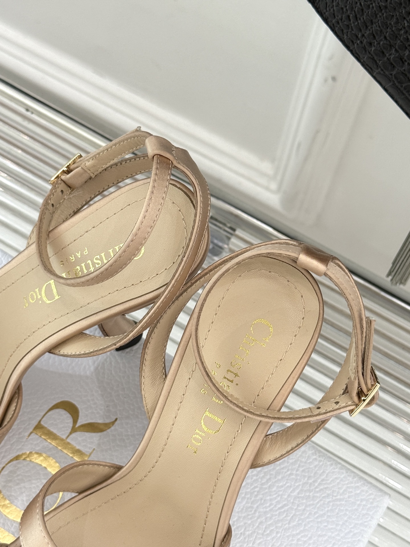 
Dior/迪奥25ss防水台水钻球高跟凉鞋
谁能拒绝一双自带聚光灯的高跟凉鞋呢？
交叉带设计是点睛之笔