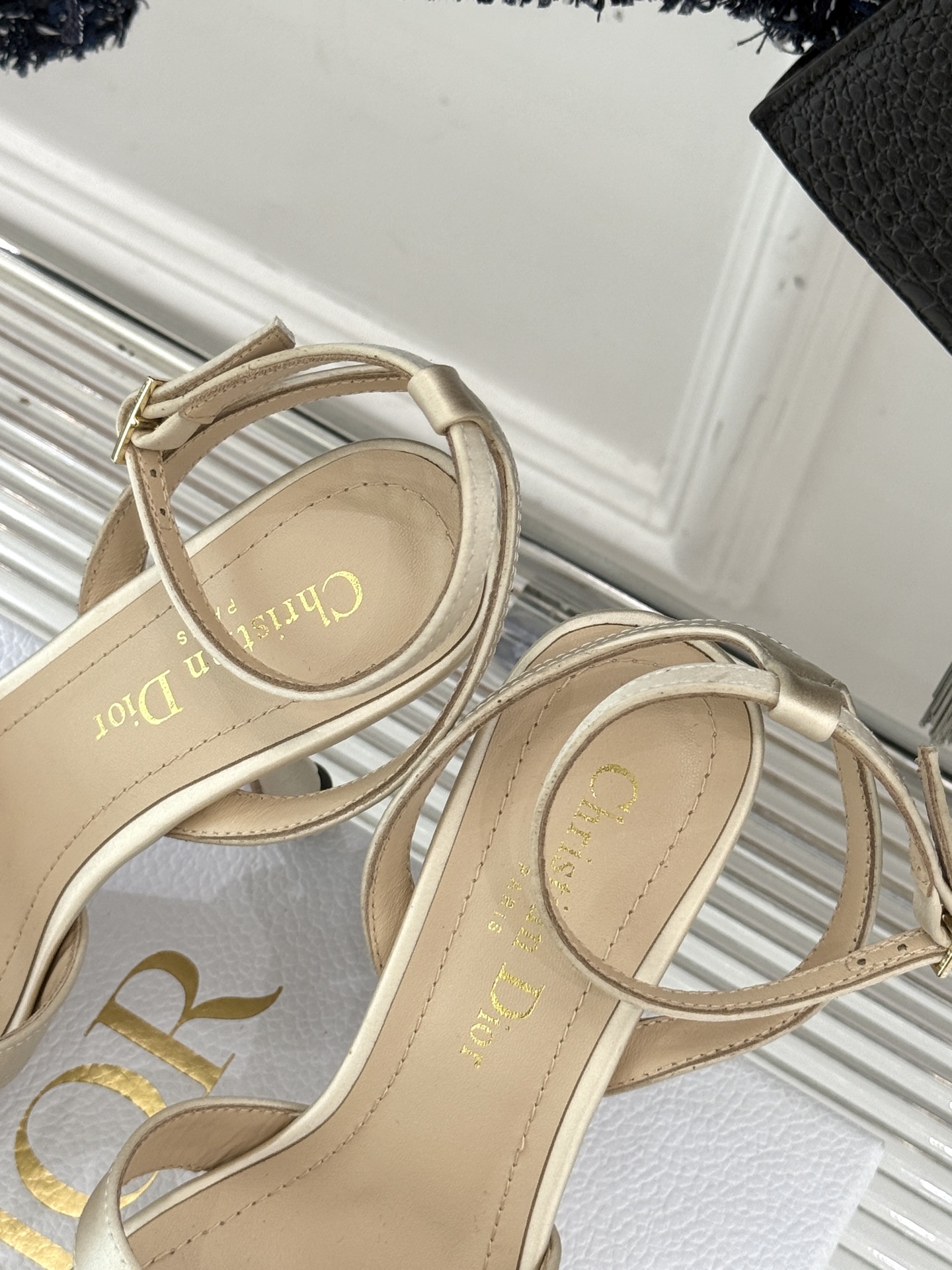 
Dior/迪奥25ss防水台水钻球高跟凉鞋
谁能拒绝一双自带聚光灯的高跟凉鞋呢？
交叉带设计是点睛之笔