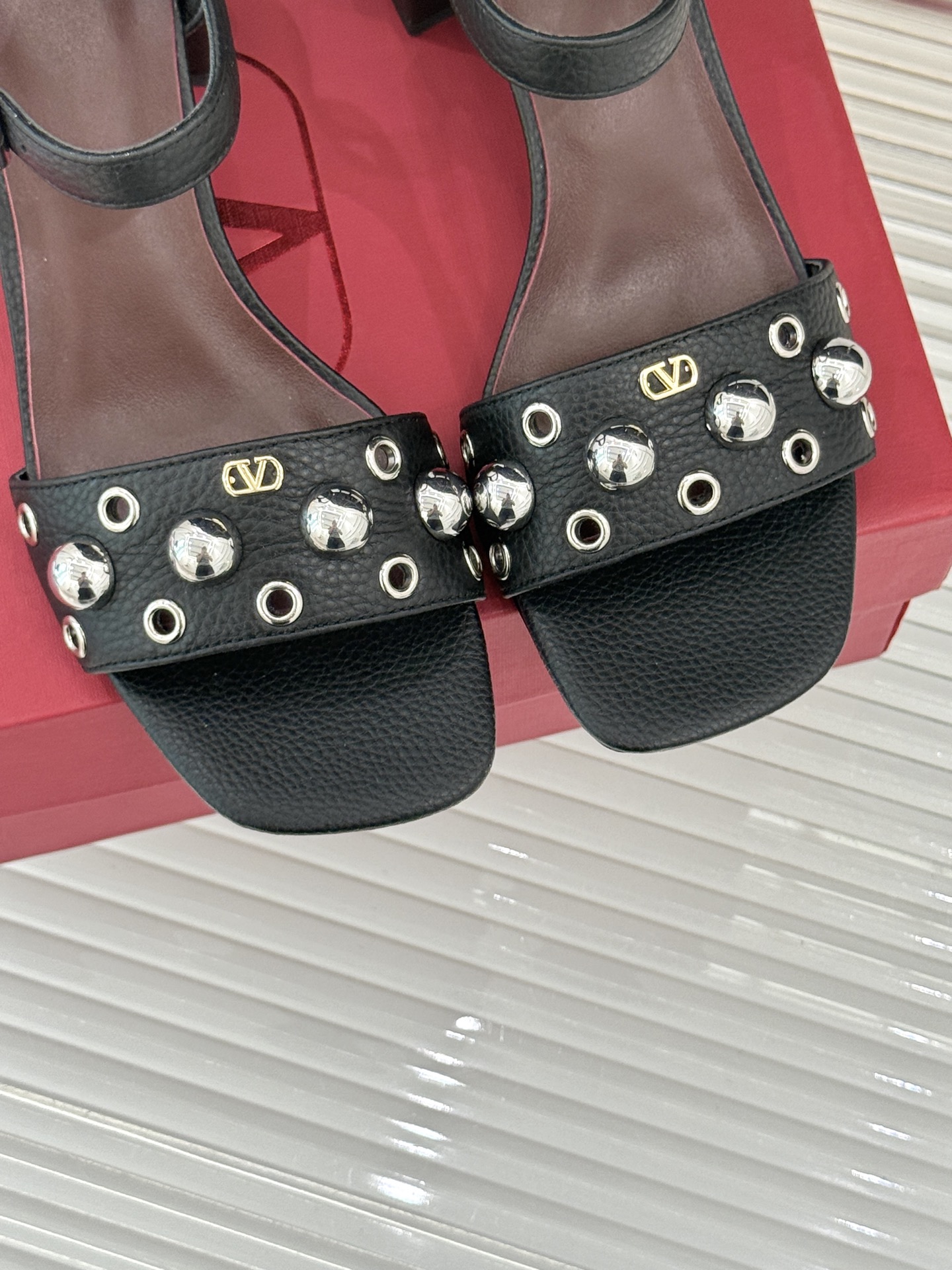 
Valentino/华伦天奴25ss一字带
金属球粗跟凉鞋
时尚界的“缪斯女神”华伦天奴
又一次凭借金