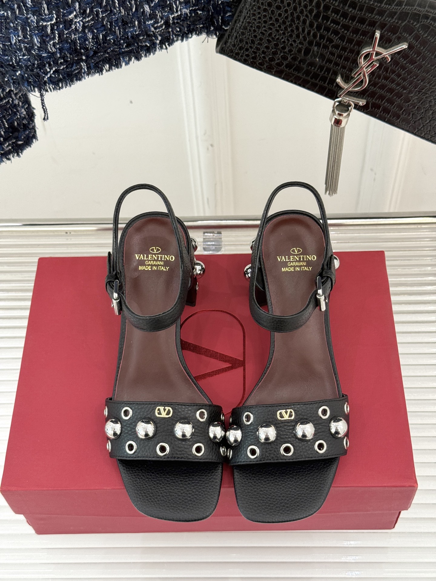 
Valentino/华伦天奴25ss一字带
金属球粗跟凉鞋
时尚界的“缪斯女神”华伦天奴
又一次凭借金