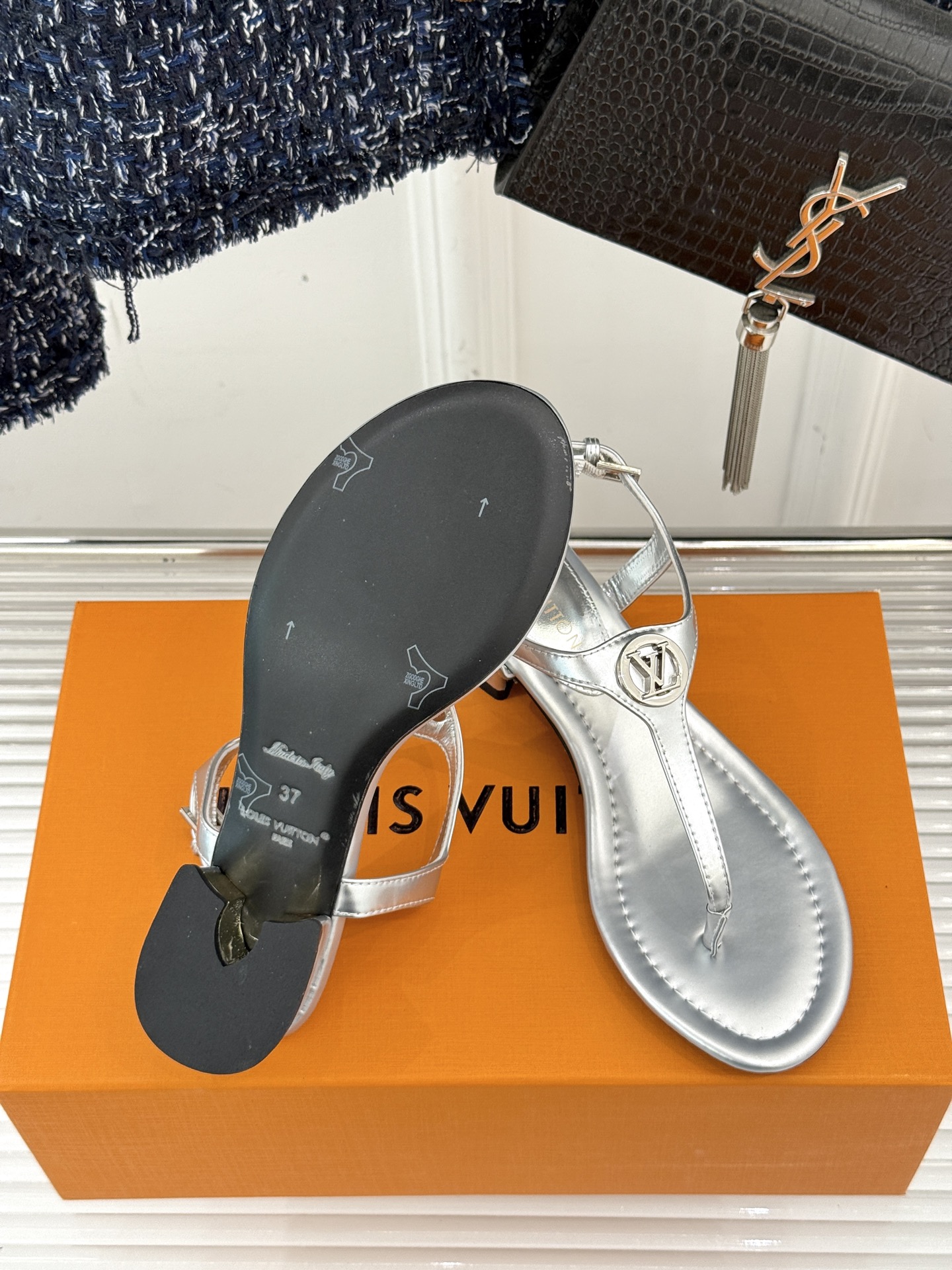 
L*V驴牌25ss春夏新品
细带平底凉鞋
简约的夹脚设计 随性又洒脱
巧妙修饰脚型 露出纤细脚踝
无论