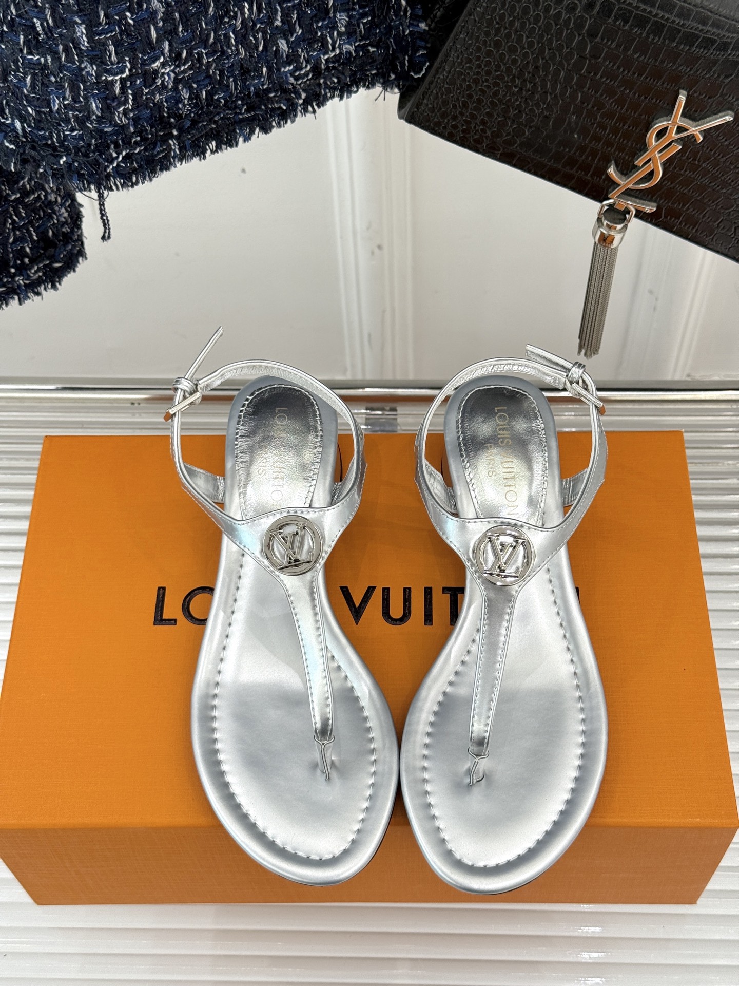 
L*V驴牌25ss春夏新品
细带平底凉鞋
简约的夹脚设计 随性又洒脱
巧妙修饰脚型 露出纤细脚踝
无论