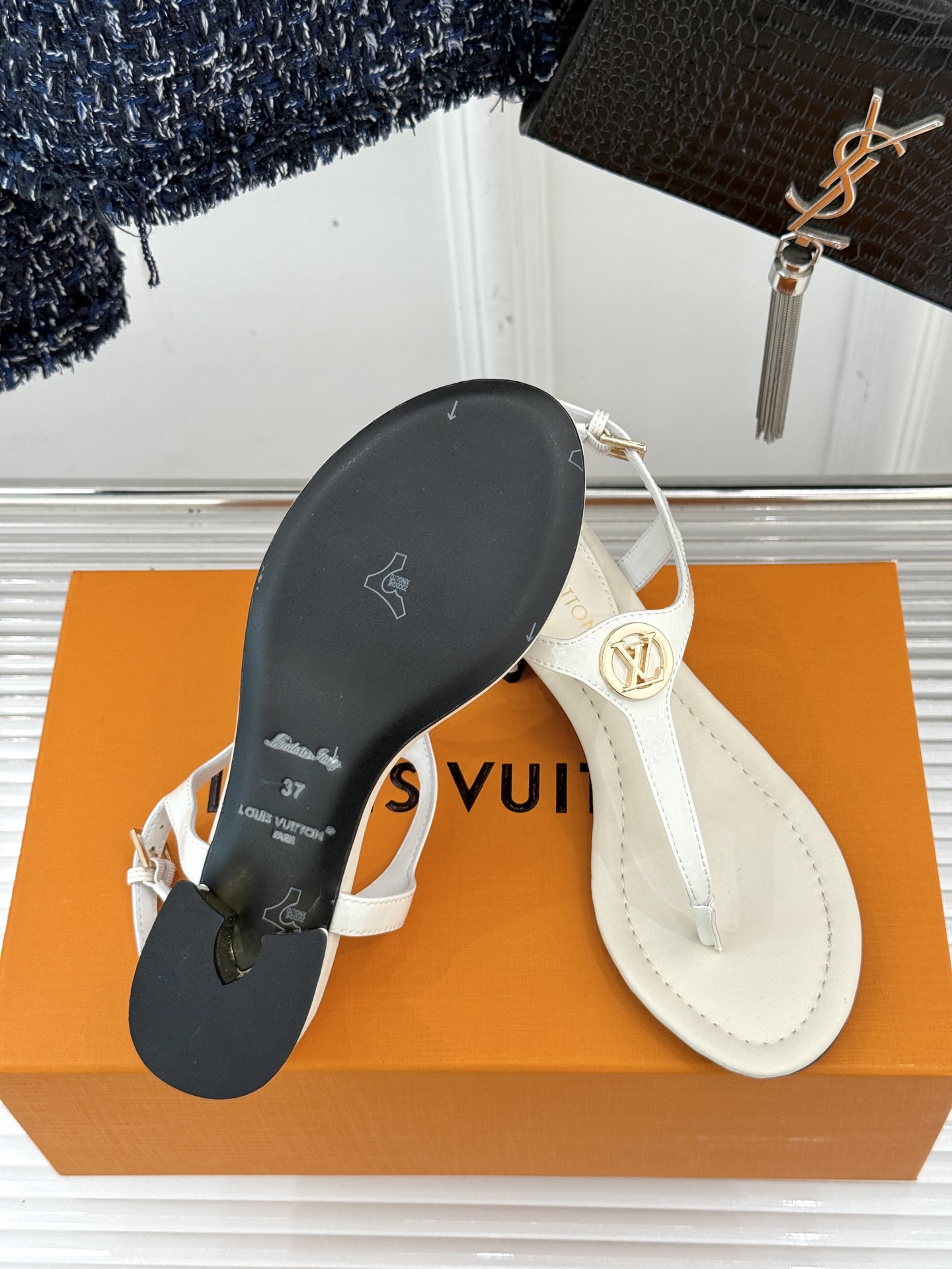 
L*V驴牌25ss春夏新品
细带平底凉鞋
简约的夹脚设计 随性又洒脱
巧妙修饰脚型 露出纤细脚踝
无论