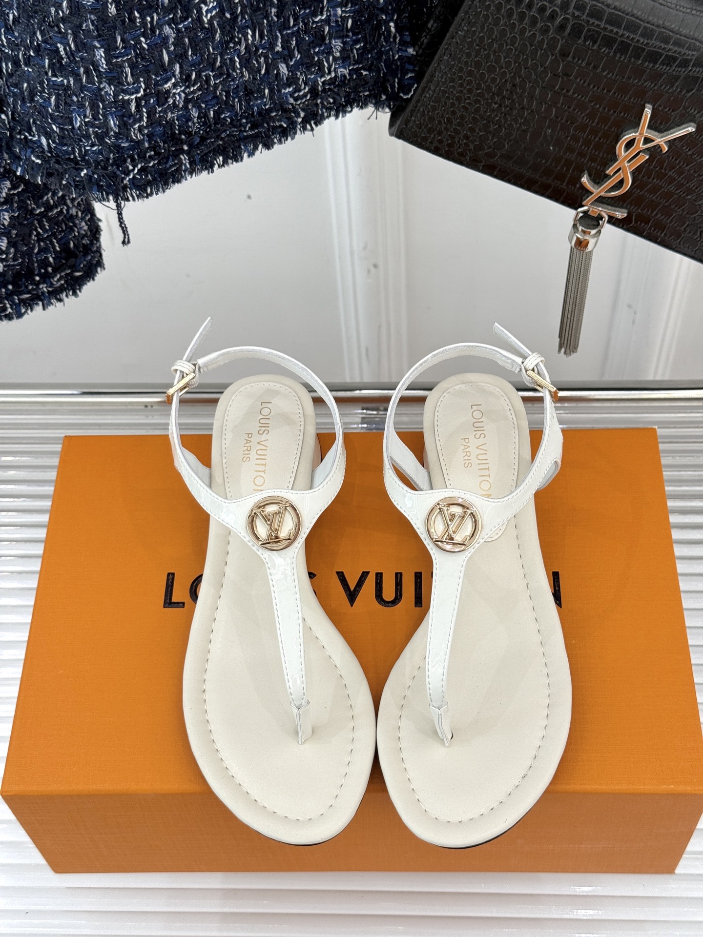 
L*V驴牌25ss春夏新品
细带平底凉鞋
简约的夹脚设计 随性又洒脱
巧妙修饰脚型 露出纤细脚踝
无论