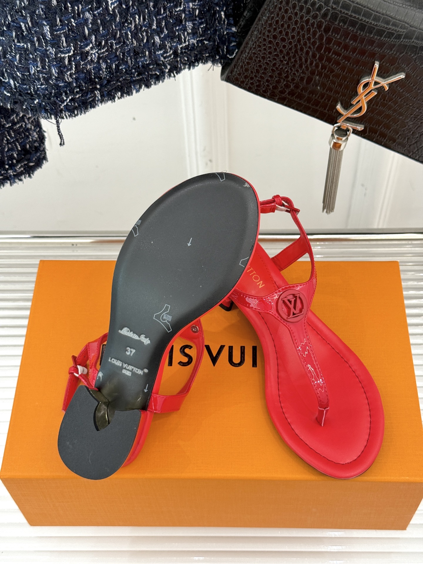 
L*V驴牌25ss春夏新品
细带平底凉鞋
简约的夹脚设计 随性又洒脱
巧妙修饰脚型 露出纤细脚踝
无论