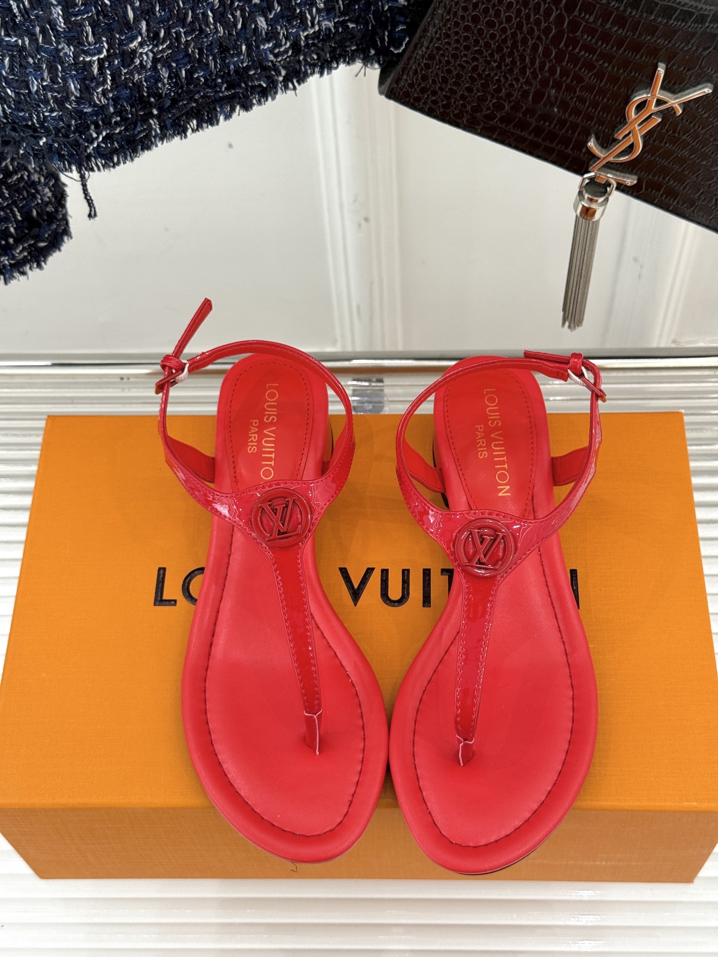 
L*V驴牌25ss春夏新品
细带平底凉鞋
简约的夹脚设计 随性又洒脱
巧妙修饰脚型 露出纤细脚踝
无论