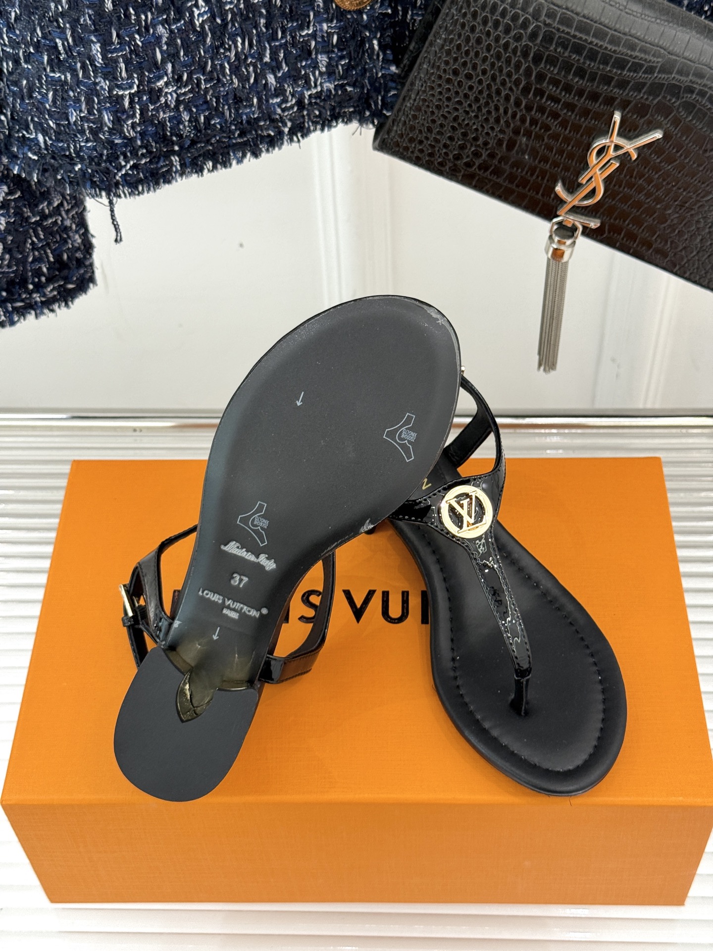 
L*V驴牌25ss春夏新品
细带平底凉鞋
简约的夹脚设计 随性又洒脱
巧妙修饰脚型 露出纤细脚踝
无论