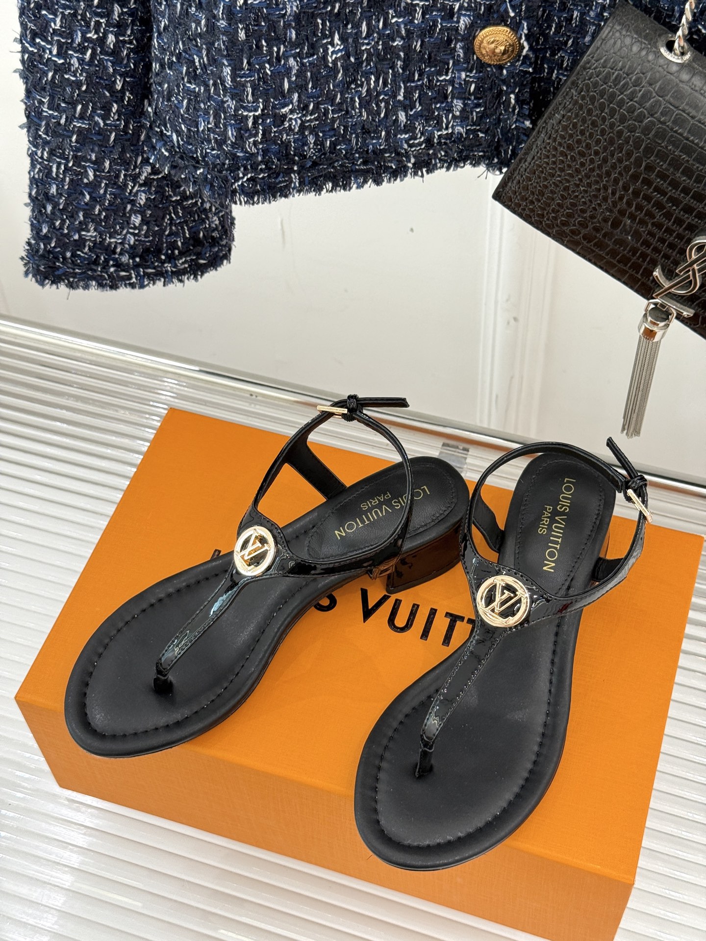 
L*V驴牌25ss春夏新品
细带平底凉鞋
简约的夹脚设计 随性又洒脱
巧妙修饰脚型 露出纤细脚踝
无论