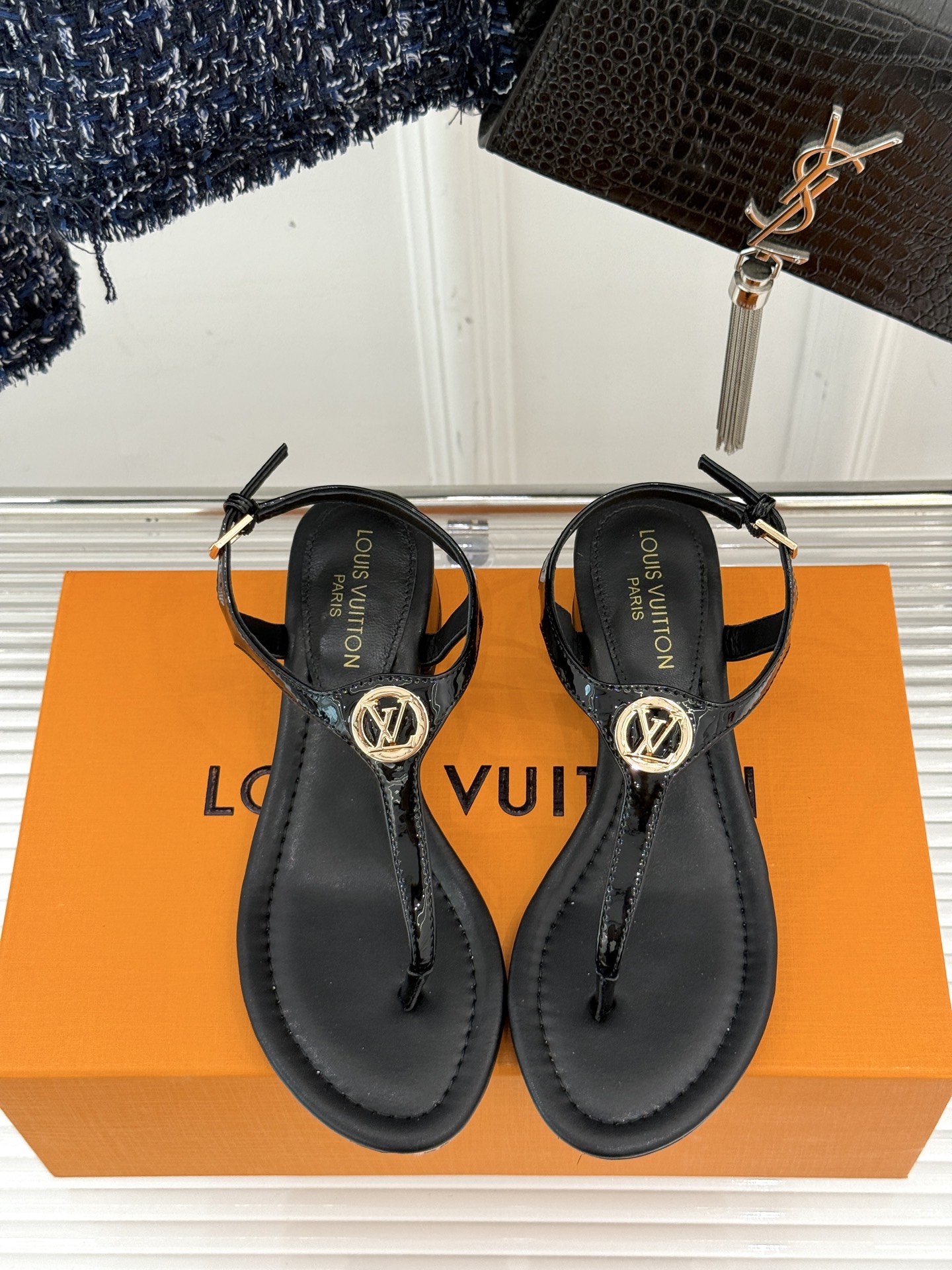 
L*V驴牌25ss春夏新品
细带平底凉鞋
简约的夹脚设计 随性又洒脱
巧妙修饰脚型 露出纤细脚踝
无论