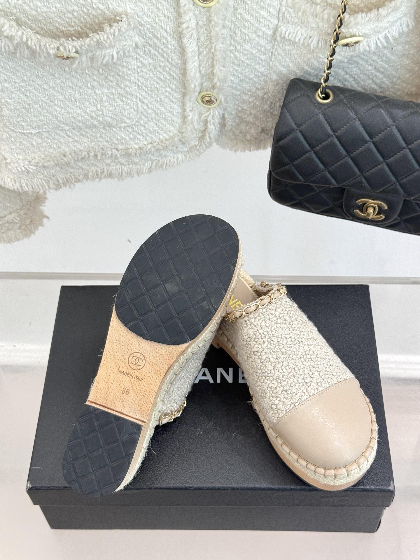 
CHANE*｜小香25k春夏新品
拼色厚底半拖 |
这季小香又双叒放大招啦！
简直是把时尚与舒适完美融