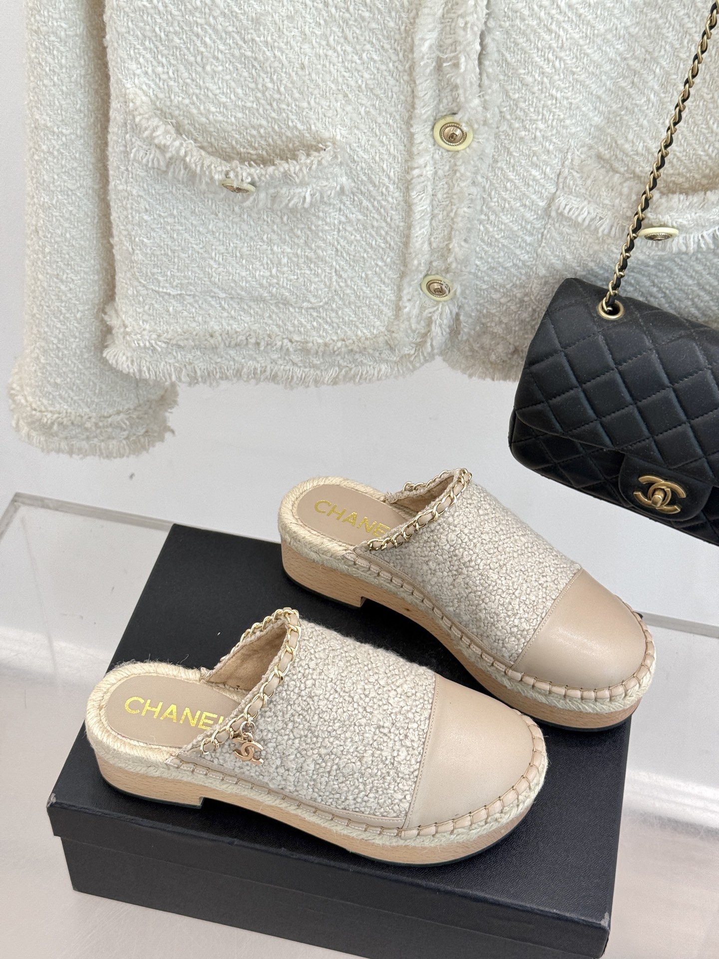 
CHANE*｜小香25k春夏新品
拼色厚底半拖 |
这季小香又双叒放大招啦！
简直是把时尚与舒适完美融