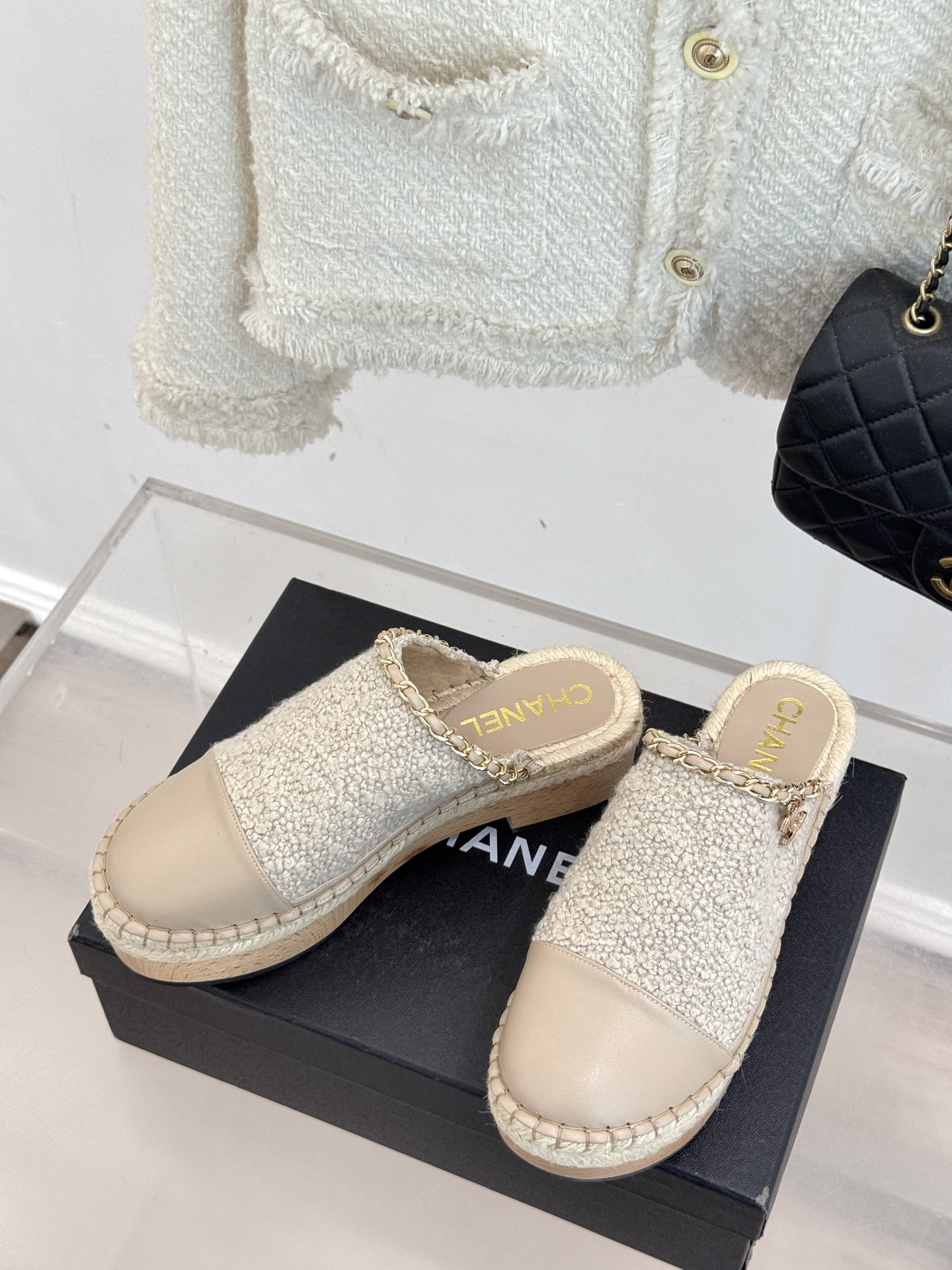 
CHANE*｜小香25k春夏新品
拼色厚底半拖 |
这季小香又双叒放大招啦！
简直是把时尚与舒适完美融