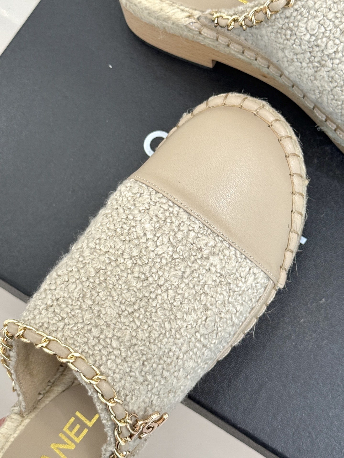 
CHANE*｜小香25k春夏新品
拼色厚底半拖 |
这季小香又双叒放大招啦！
简直是把时尚与舒适完美融