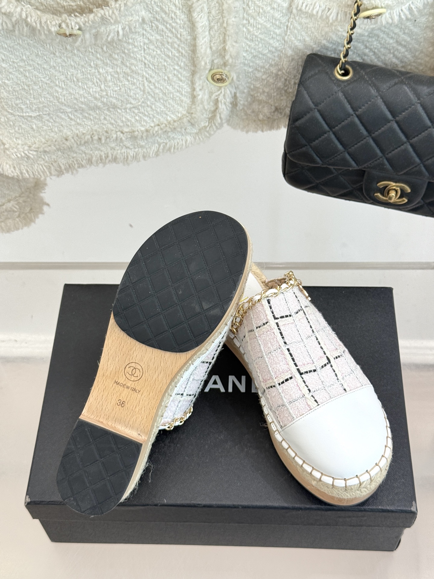 
CHANE*｜小香25k春夏新品
拼色厚底半拖 |
这季小香又双叒放大招啦！
简直是把时尚与舒适完美融