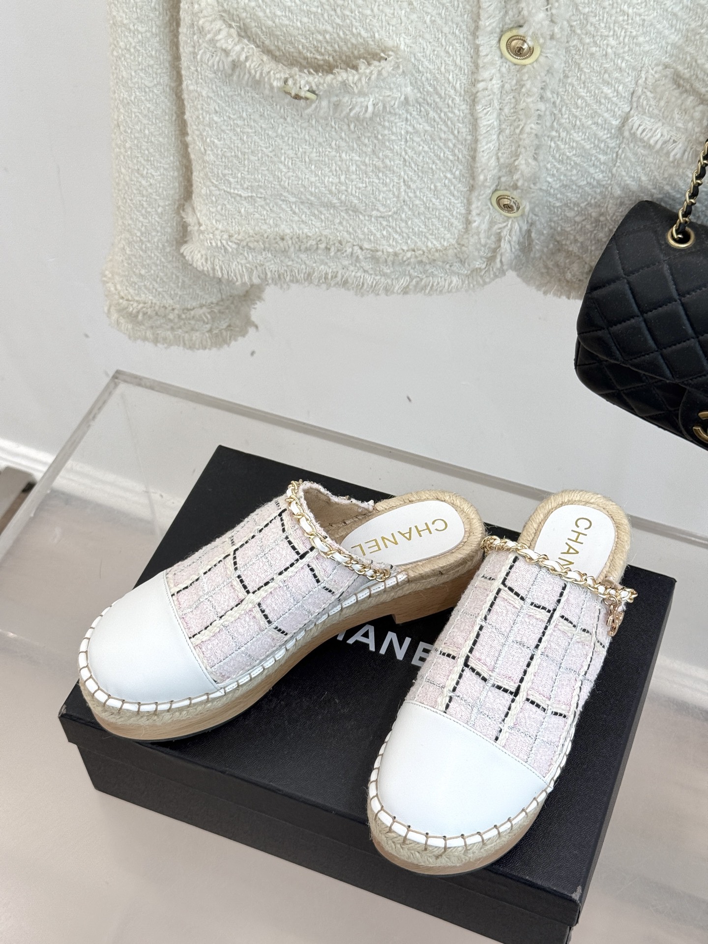 
CHANE*｜小香25k春夏新品
拼色厚底半拖 |
这季小香又双叒放大招啦！
简直是把时尚与舒适完美融
