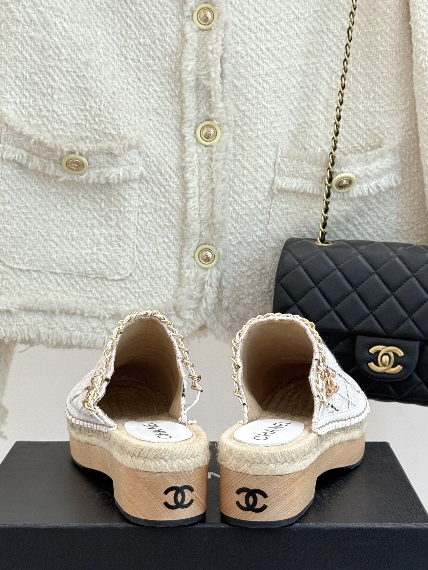 
CHANE*｜小香25k春夏新品
拼色厚底半拖 |
这季小香又双叒放大招啦！
简直是把时尚与舒适完美融