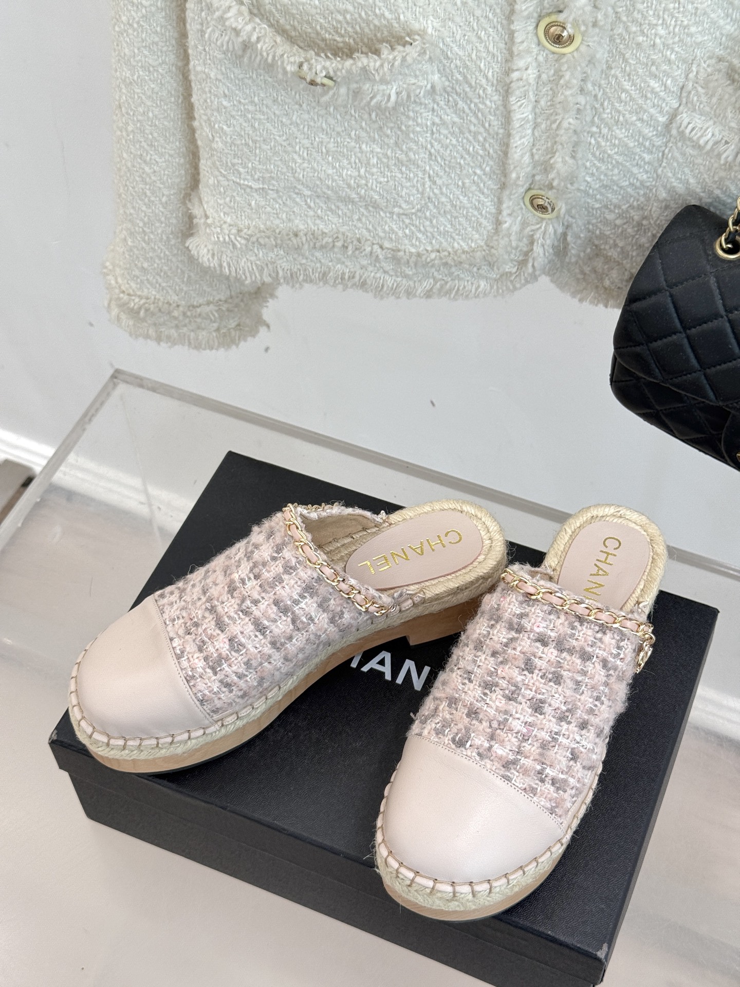 
CHANE*｜小香25k春夏新品
拼色厚底半拖 |
这季小香又双叒放大招啦！
简直是把时尚与舒适完美融