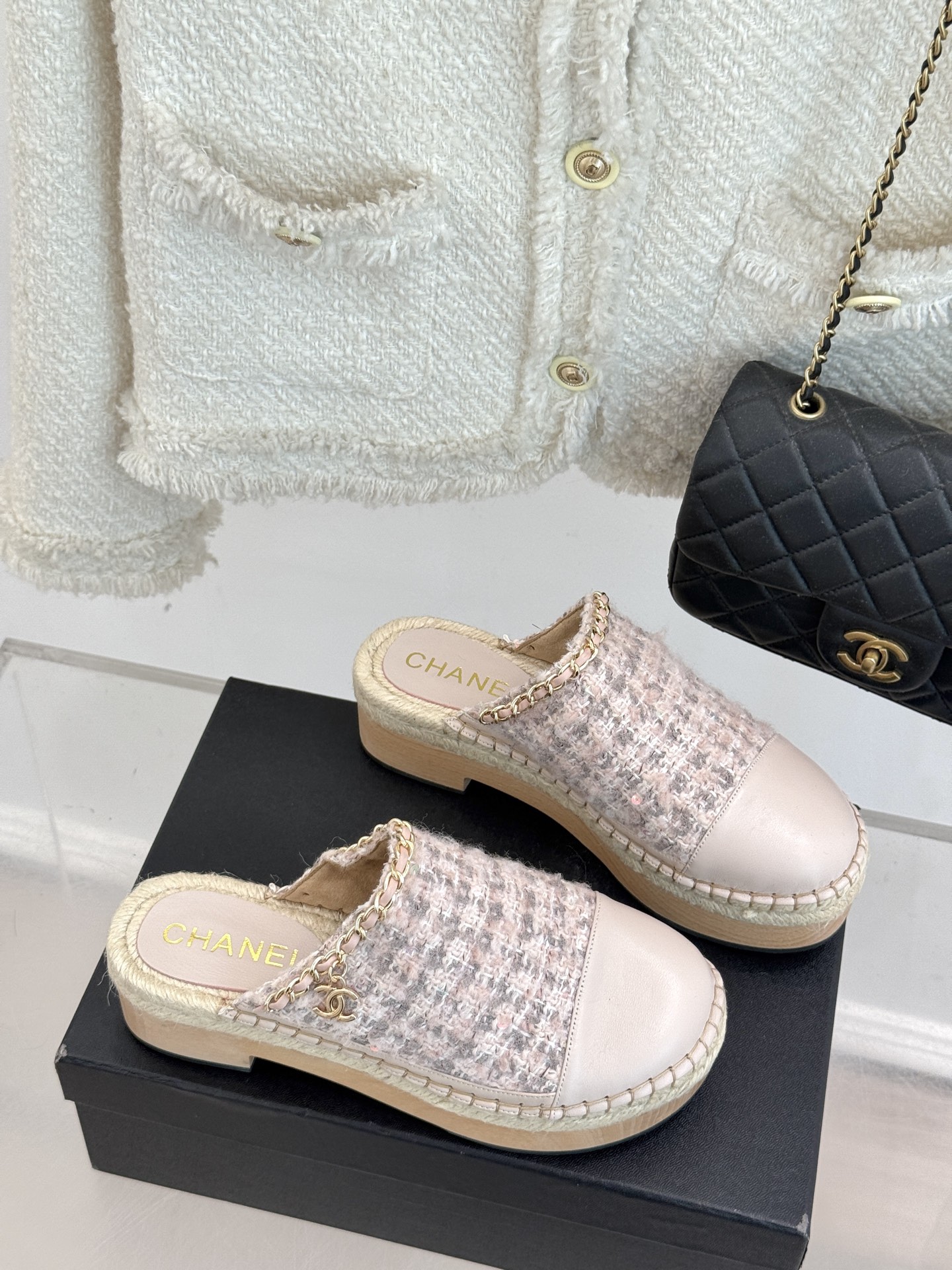 
CHANE*｜小香25k春夏新品
拼色厚底半拖 |
这季小香又双叒放大招啦！
简直是把时尚与舒适完美融