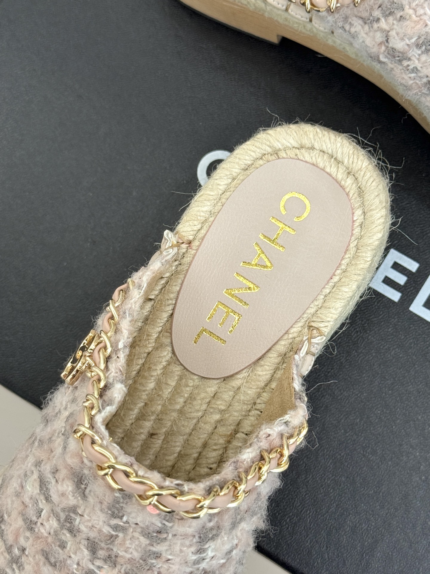 
CHANE*｜小香25k春夏新品
拼色厚底半拖 |
这季小香又双叒放大招啦！
简直是把时尚与舒适完美融