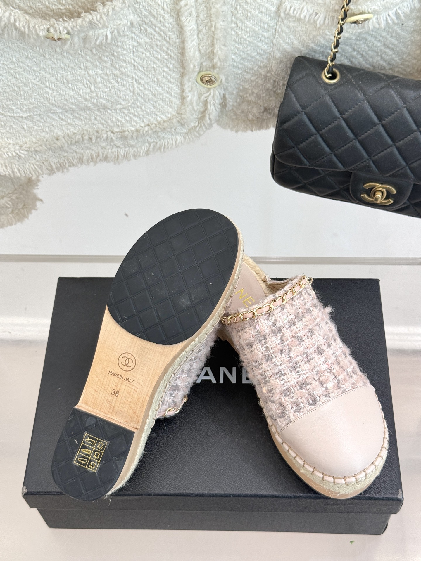 
CHANE*｜小香25k春夏新品
拼色厚底半拖 |
这季小香又双叒放大招啦！
简直是把时尚与舒适完美融