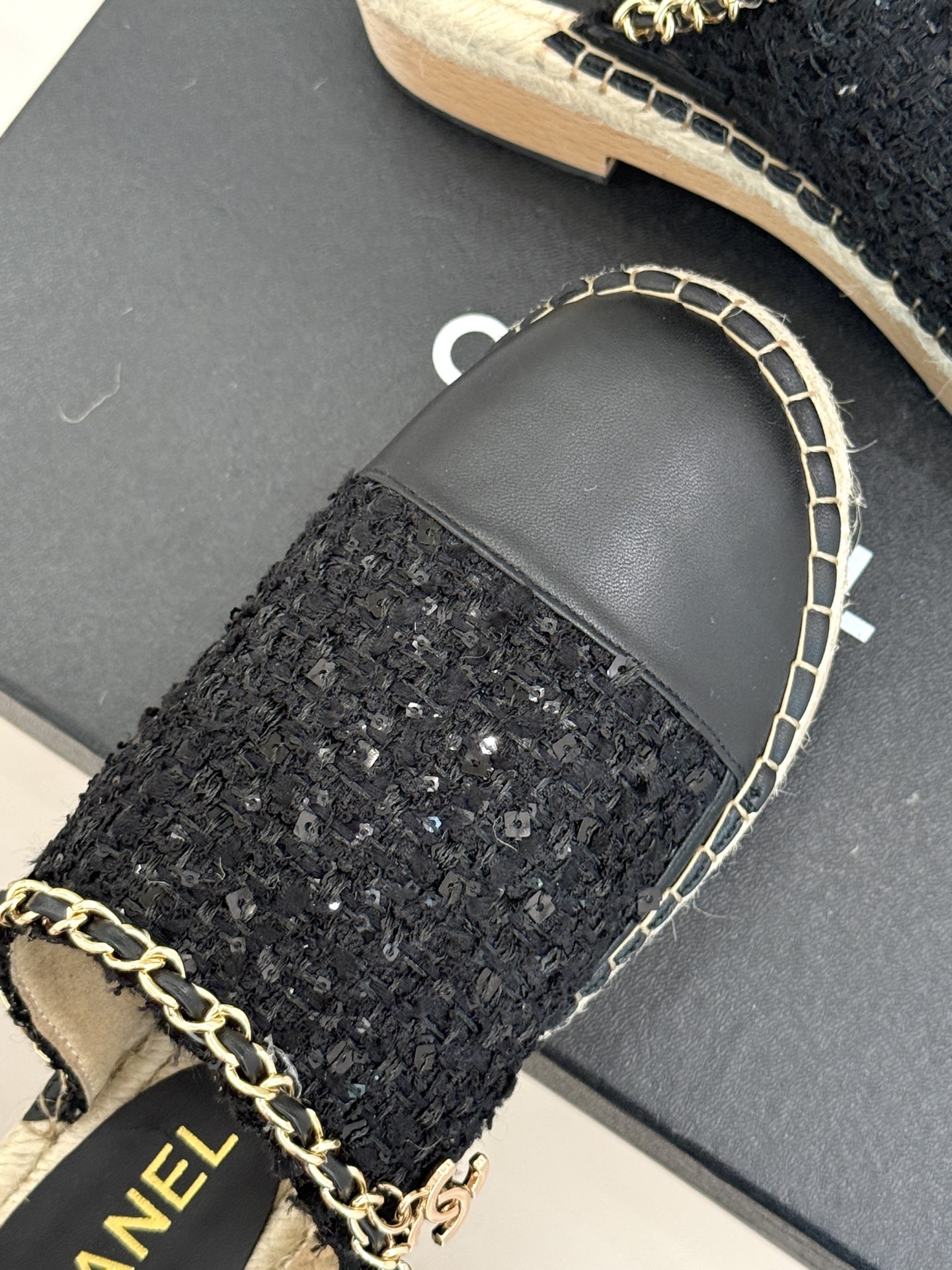 
CHANE*｜小香25k春夏新品
拼色厚底半拖 |
这季小香又双叒放大招啦！
简直是把时尚与舒适完美融