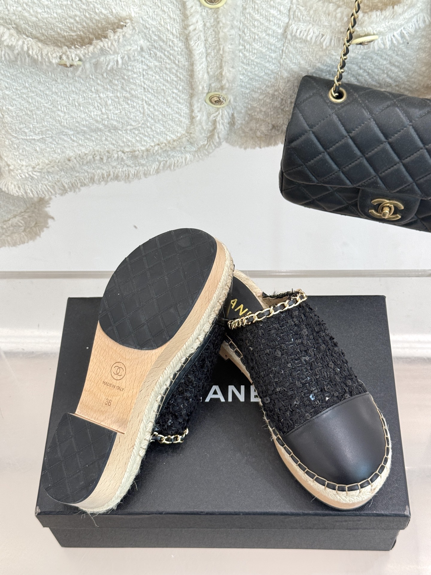 
CHANE*｜小香25k春夏新品
拼色厚底半拖 |
这季小香又双叒放大招啦！
简直是把时尚与舒适完美融