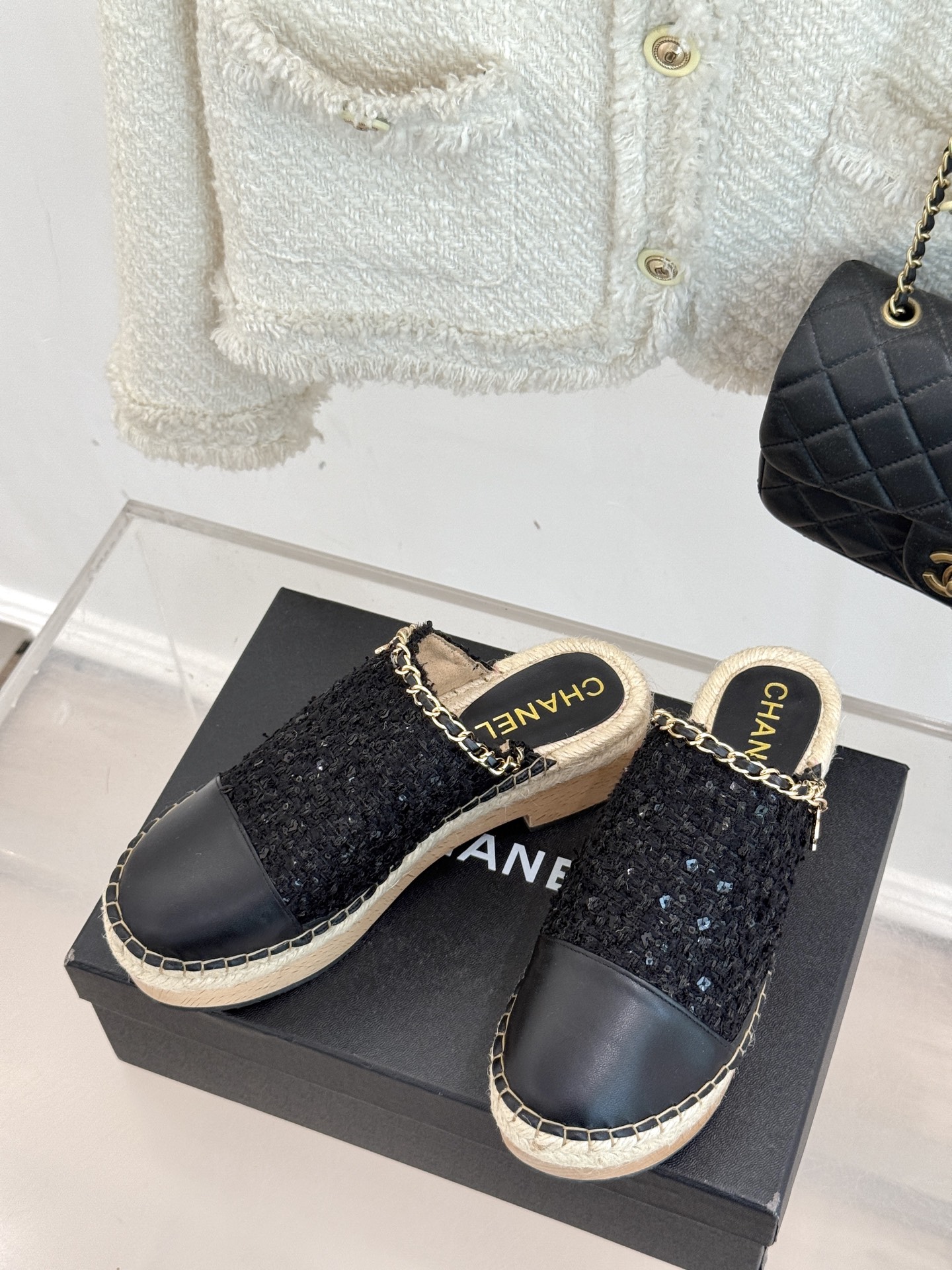 
CHANE*｜小香25k春夏新品
拼色厚底半拖 |
这季小香又双叒放大招啦！
简直是把时尚与舒适完美融