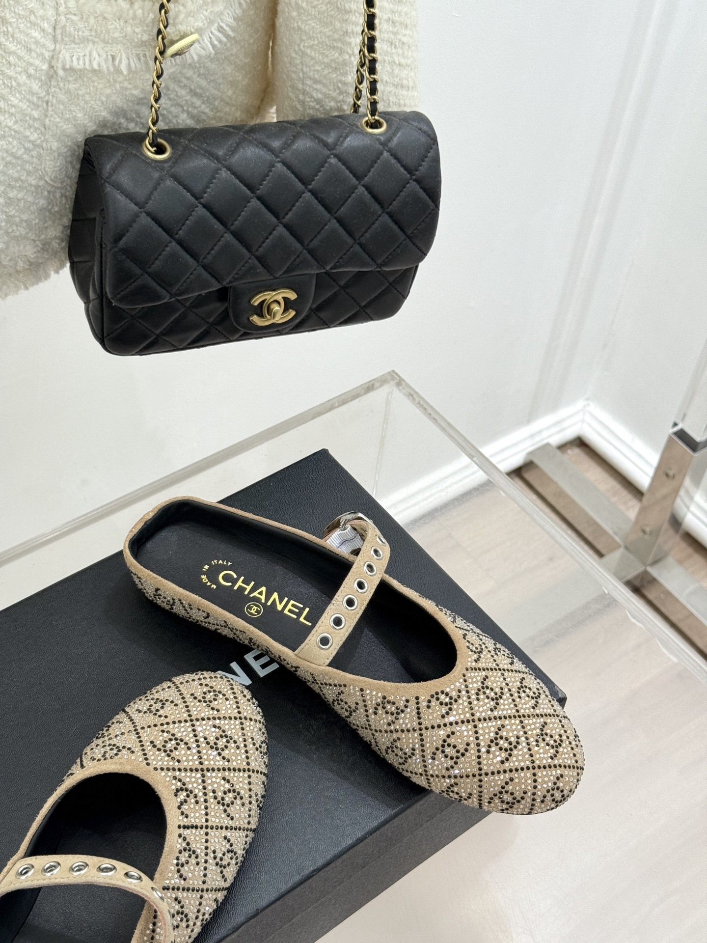 CHANE*|小香25k春夏新品
复古满钻平底玛丽珍鞋半拖
大小姐氛围感拉满💎
今年入手的最让我惊喜的