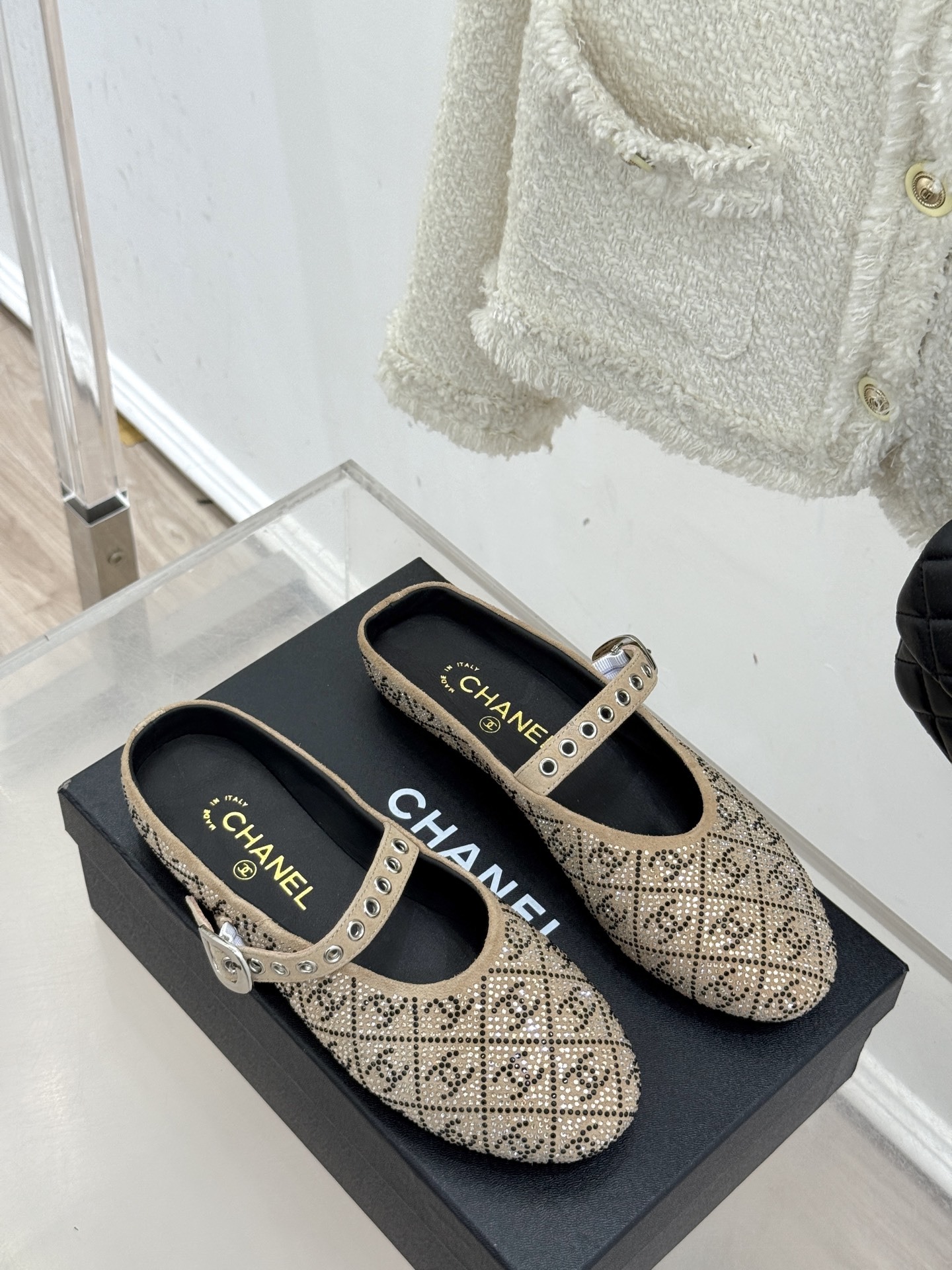 CHANE*|小香25k春夏新品
复古满钻平底玛丽珍鞋半拖
大小姐氛围感拉满💎
今年入手的最让我惊喜的