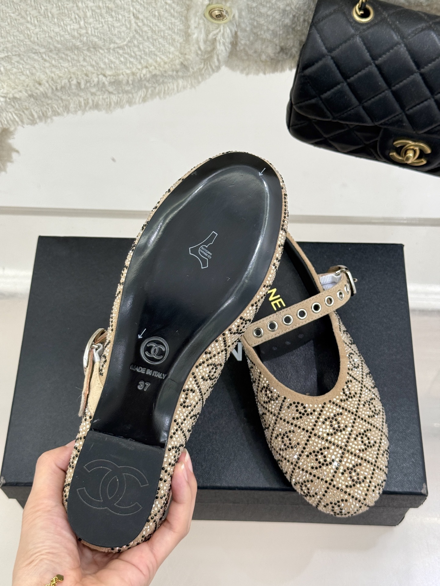 CHANE*|小香25k春夏新品
复古满钻平底玛丽珍鞋半拖
大小姐氛围感拉满💎
今年入手的最让我惊喜的