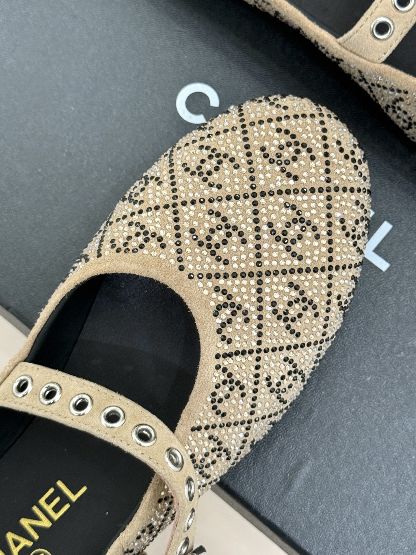 CHANE*|小香25k春夏新品
复古满钻平底玛丽珍鞋半拖
大小姐氛围感拉满💎
今年入手的最让我惊喜的