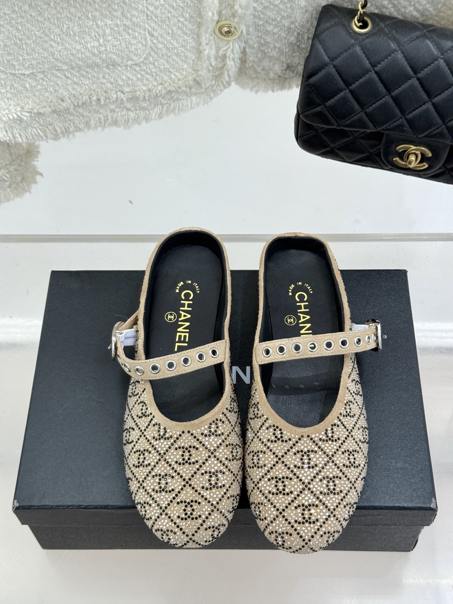 CHANE*|小香25k春夏新品
复古满钻平底玛丽珍鞋半拖
大小姐氛围感拉满💎
今年入手的最让我惊喜的