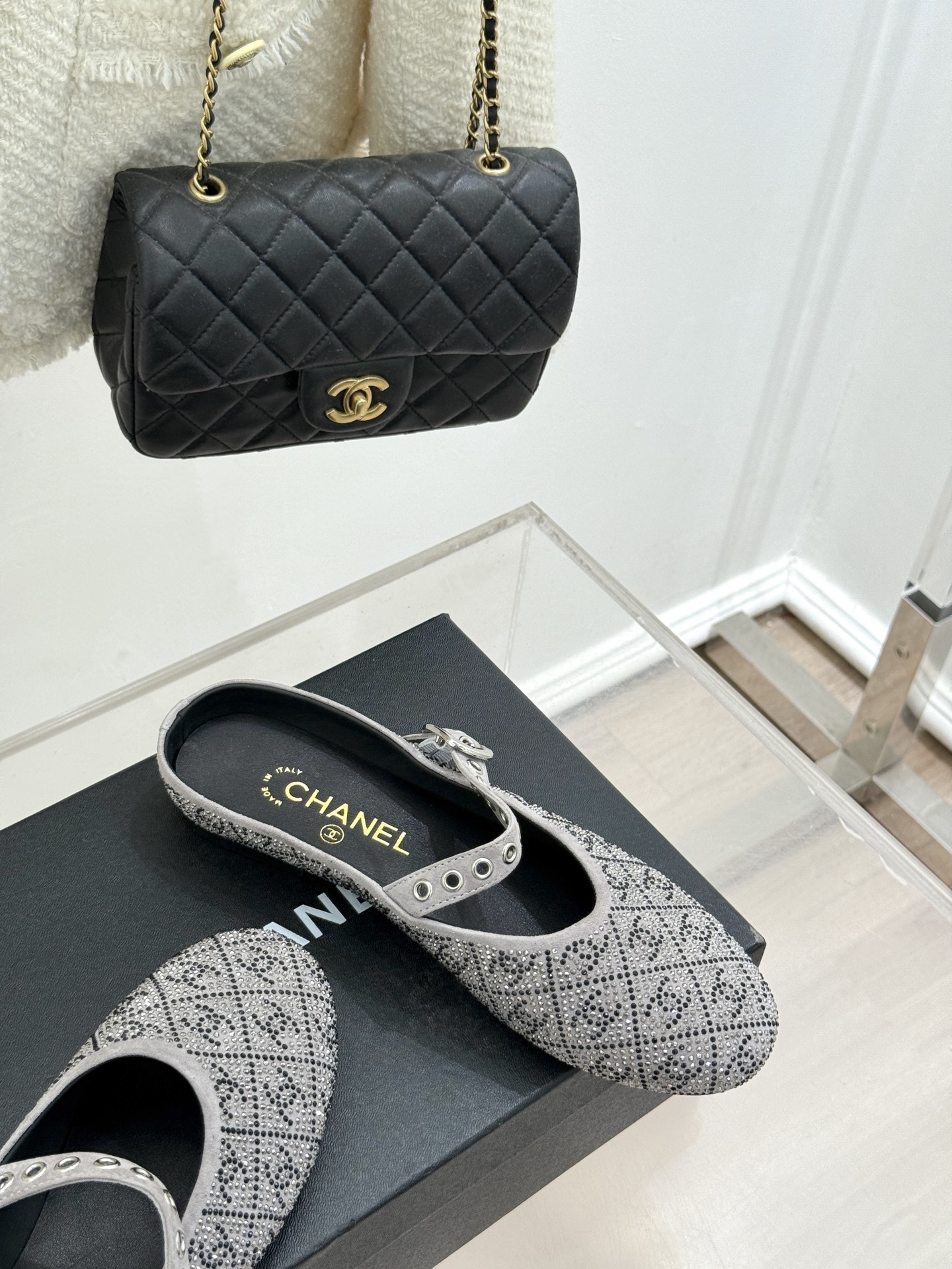 CHANE*|小香25k春夏新品
复古满钻平底玛丽珍鞋半拖
大小姐氛围感拉满💎
今年入手的最让我惊喜的