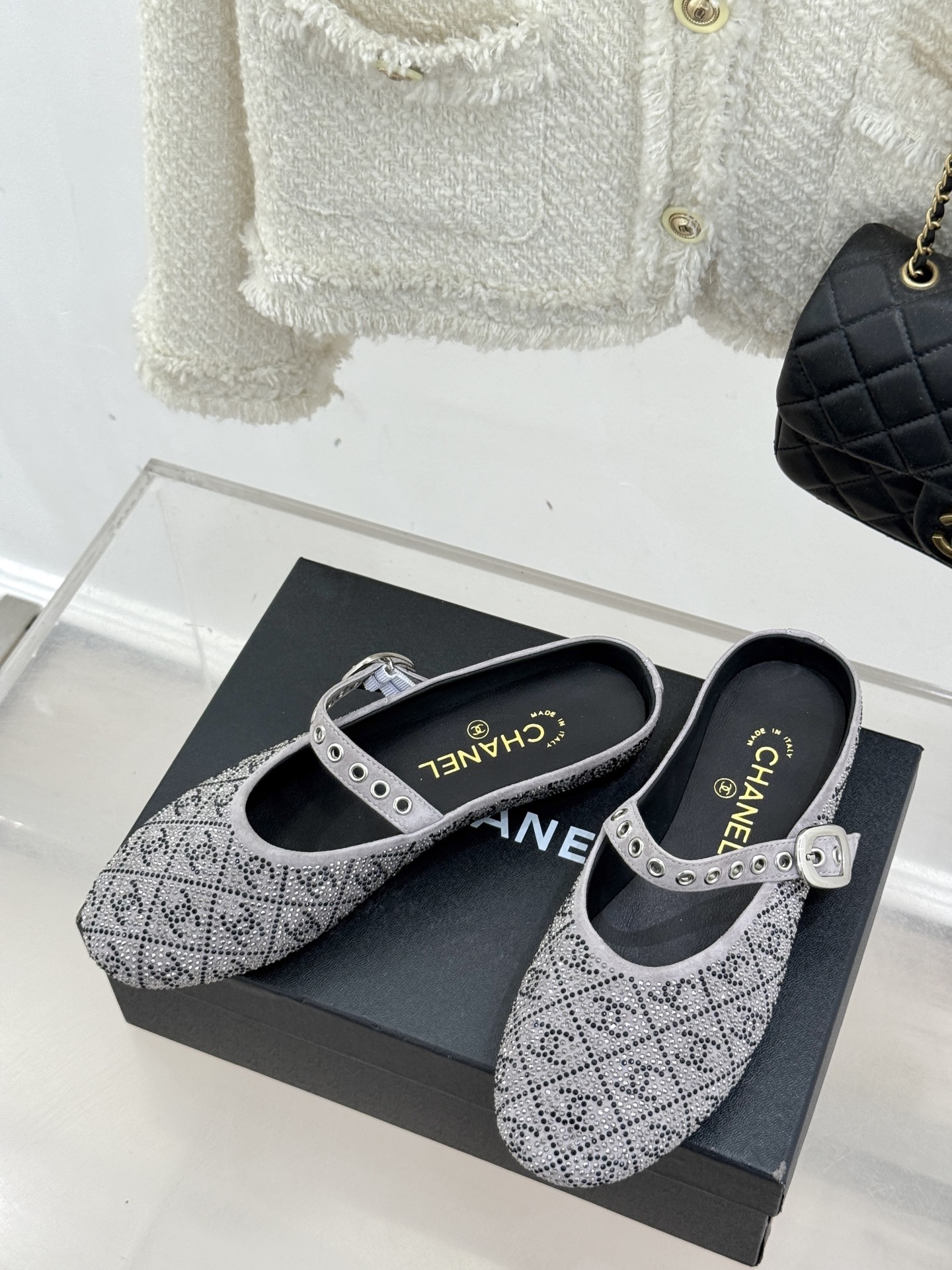 CHANE*|小香25k春夏新品
复古满钻平底玛丽珍鞋半拖
大小姐氛围感拉满💎
今年入手的最让我惊喜的