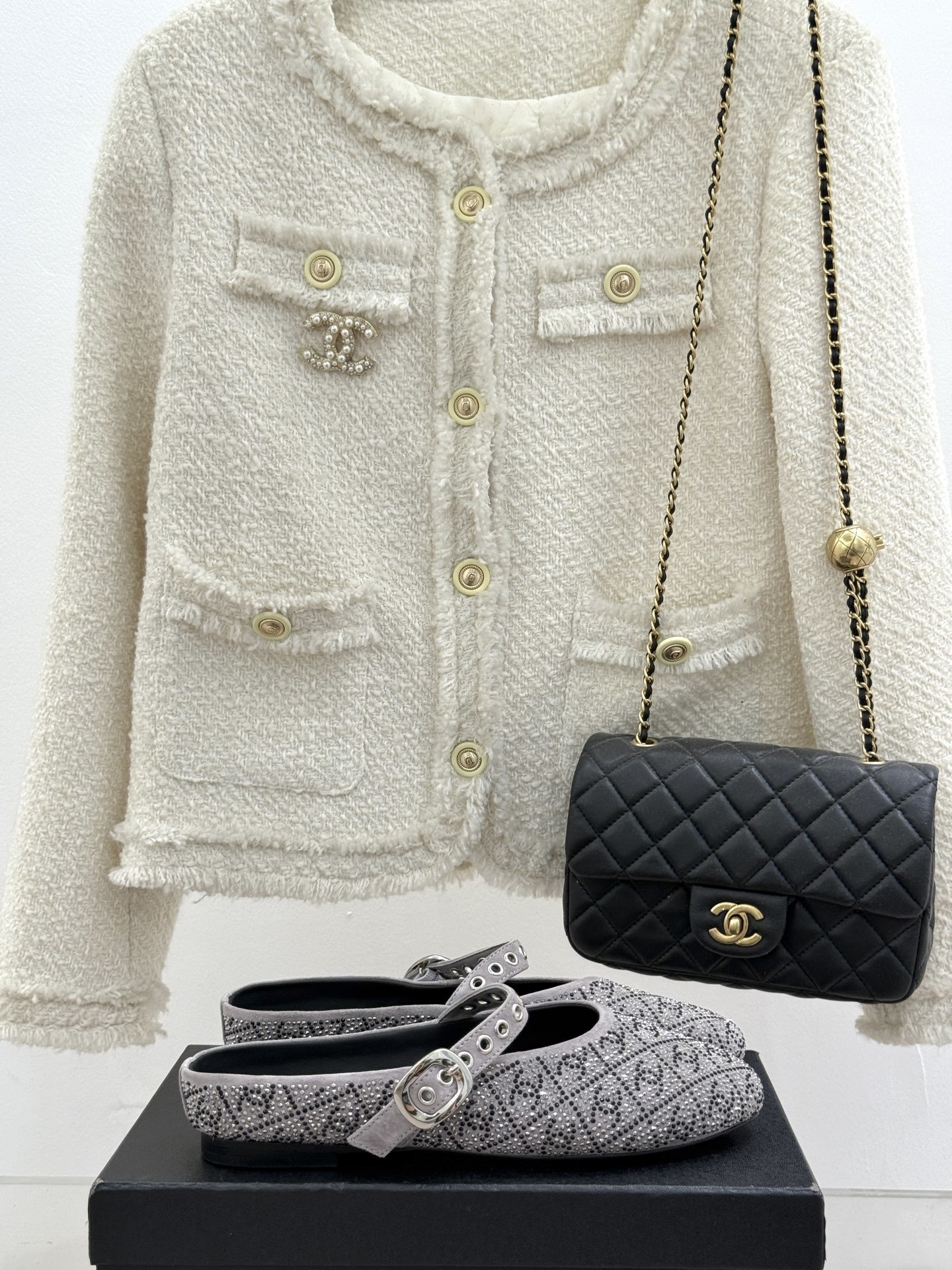 CHANE*|小香25k春夏新品
复古满钻平底玛丽珍鞋半拖
大小姐氛围感拉满💎
今年入手的最让我惊喜的