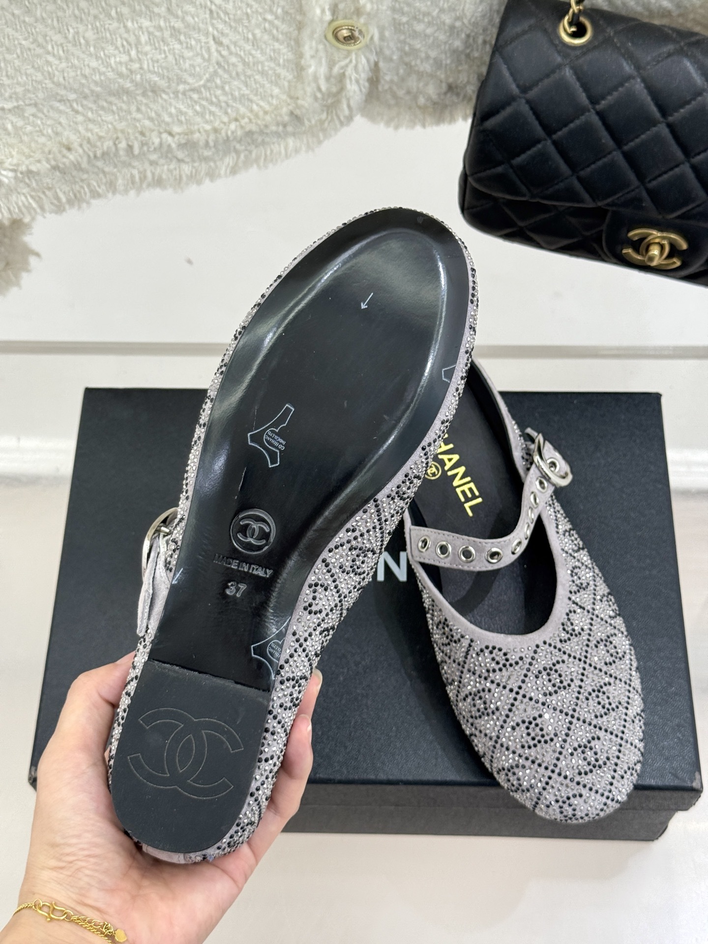 CHANE*|小香25k春夏新品
复古满钻平底玛丽珍鞋半拖
大小姐氛围感拉满💎
今年入手的最让我惊喜的