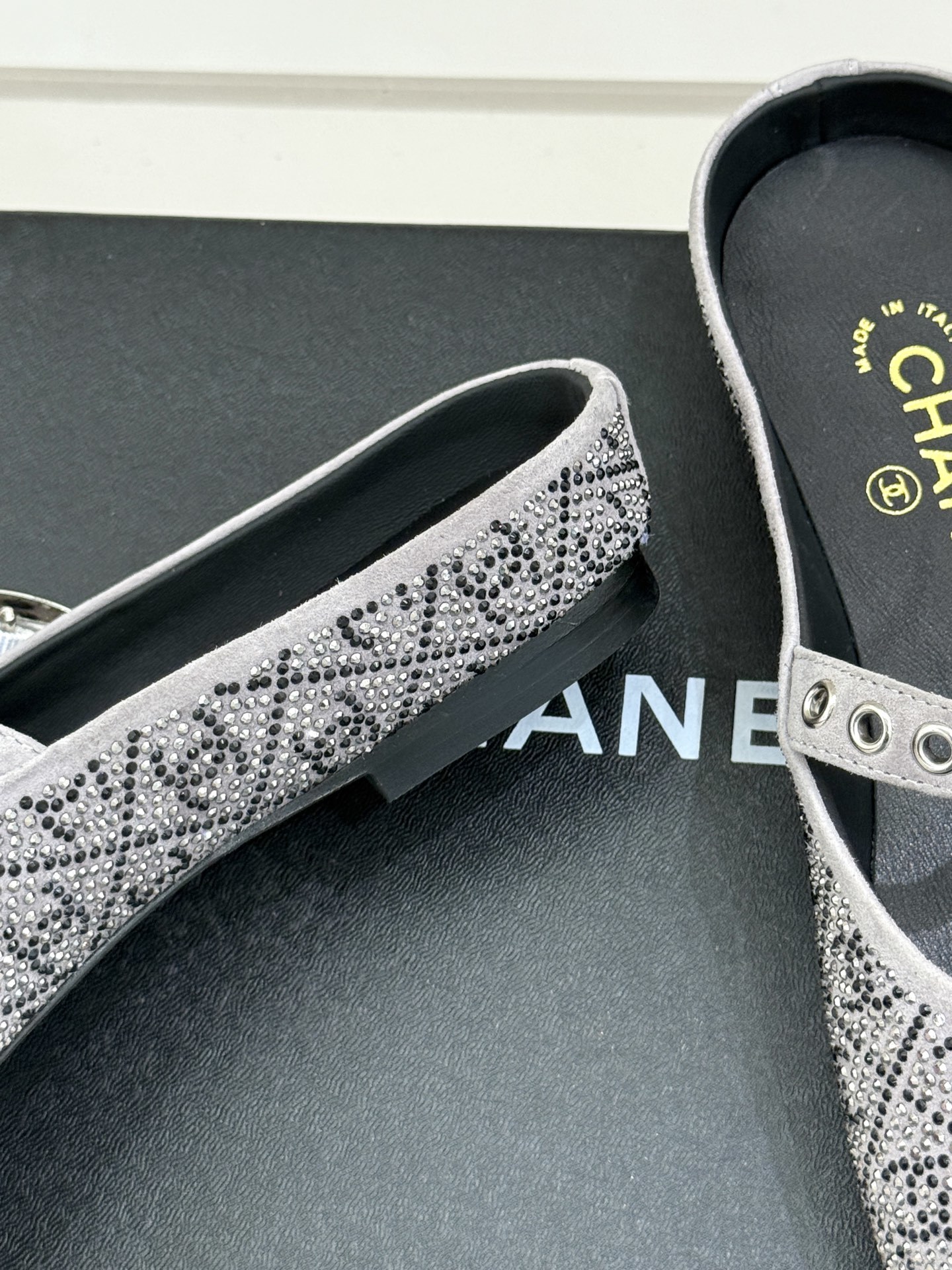 CHANE*|小香25k春夏新品
复古满钻平底玛丽珍鞋半拖
大小姐氛围感拉满💎
今年入手的最让我惊喜的