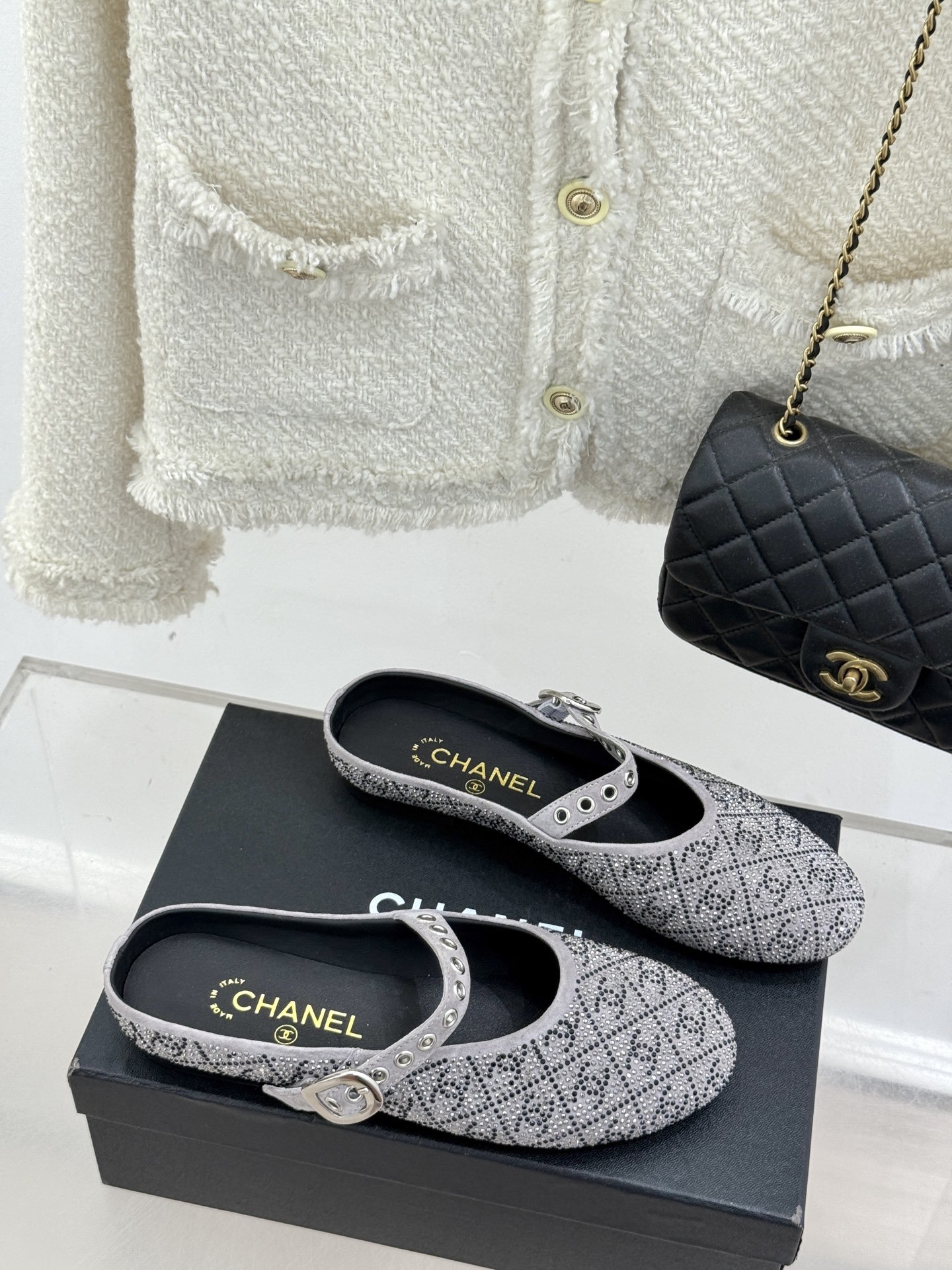 CHANE*|小香25k春夏新品
复古满钻平底玛丽珍鞋半拖
大小姐氛围感拉满💎
今年入手的最让我惊喜的