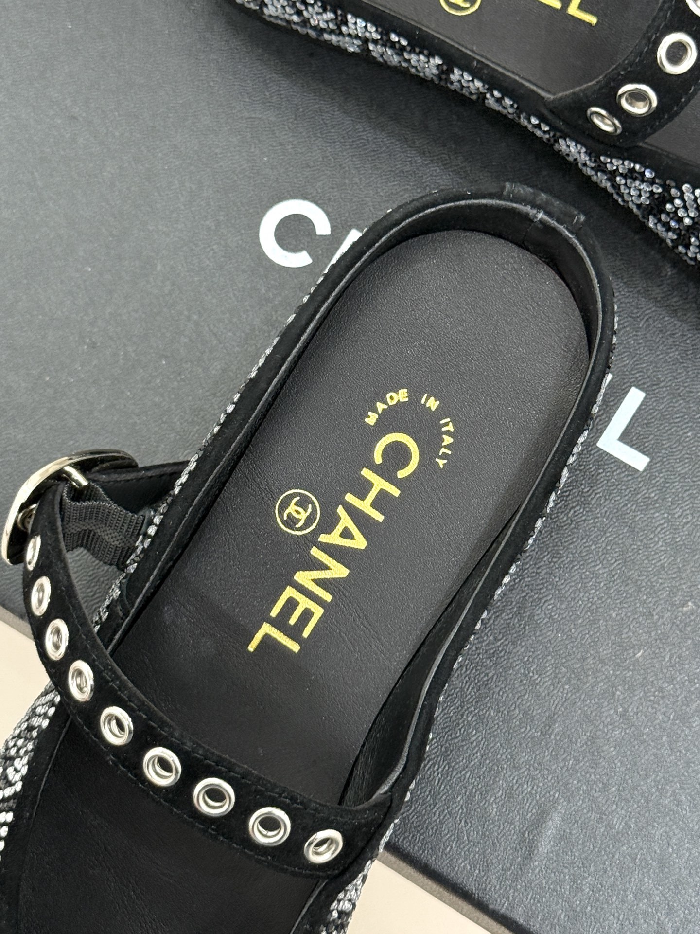 CHANE*|小香25k春夏新品
复古满钻平底玛丽珍鞋半拖
大小姐氛围感拉满💎
今年入手的最让我惊喜的