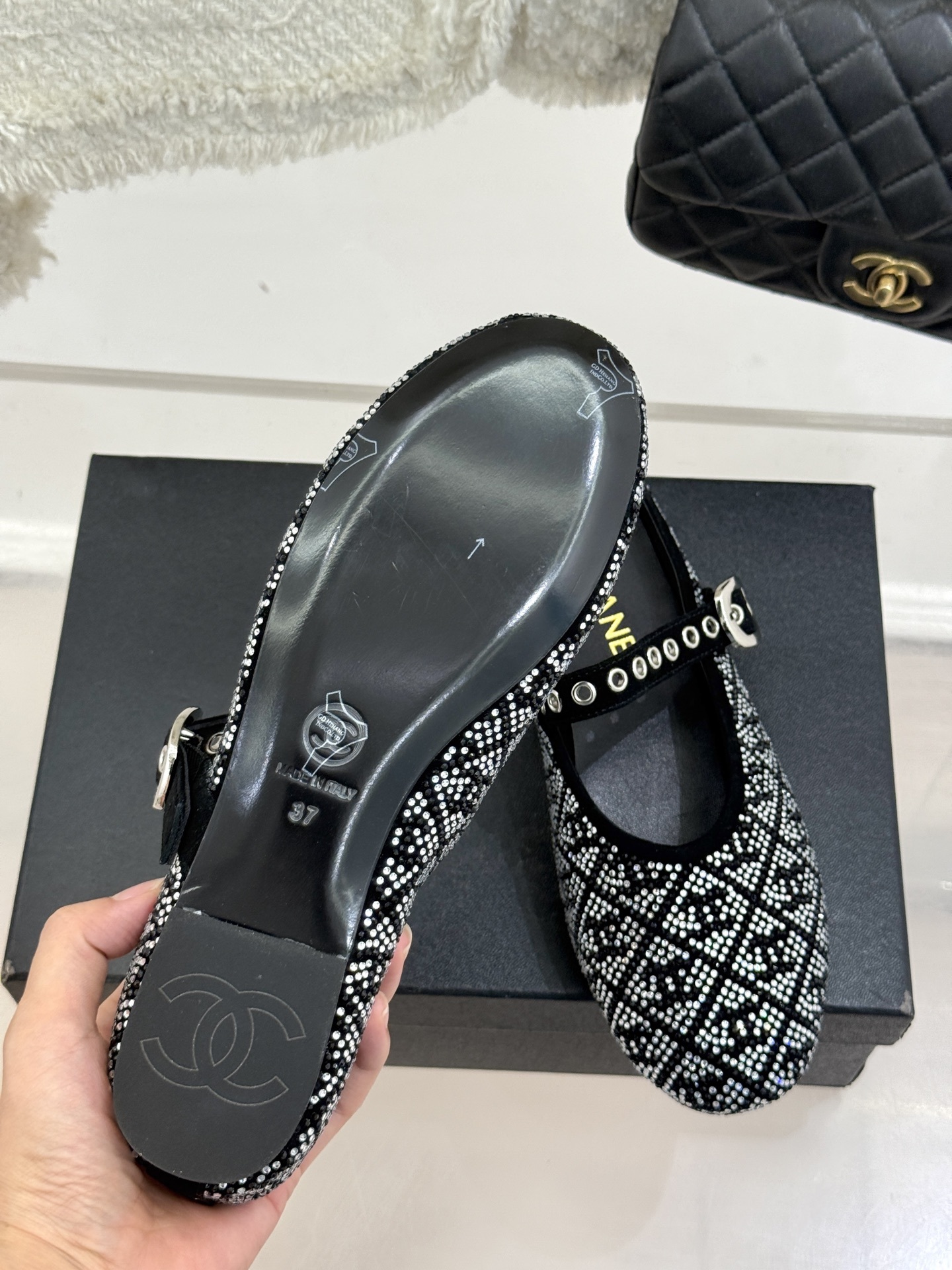 CHANE*|小香25k春夏新品
复古满钻平底玛丽珍鞋半拖
大小姐氛围感拉满💎
今年入手的最让我惊喜的