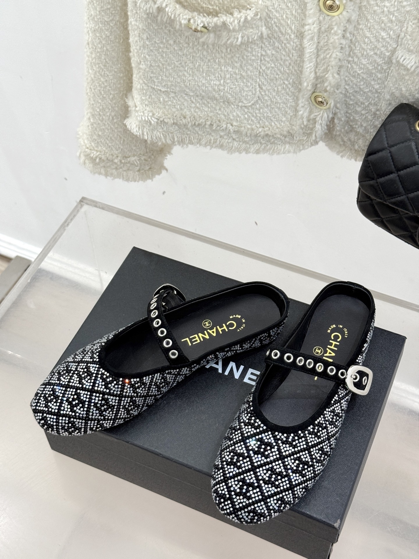 CHANE*|小香25k春夏新品
复古满钻平底玛丽珍鞋半拖
大小姐氛围感拉满💎
今年入手的最让我惊喜的