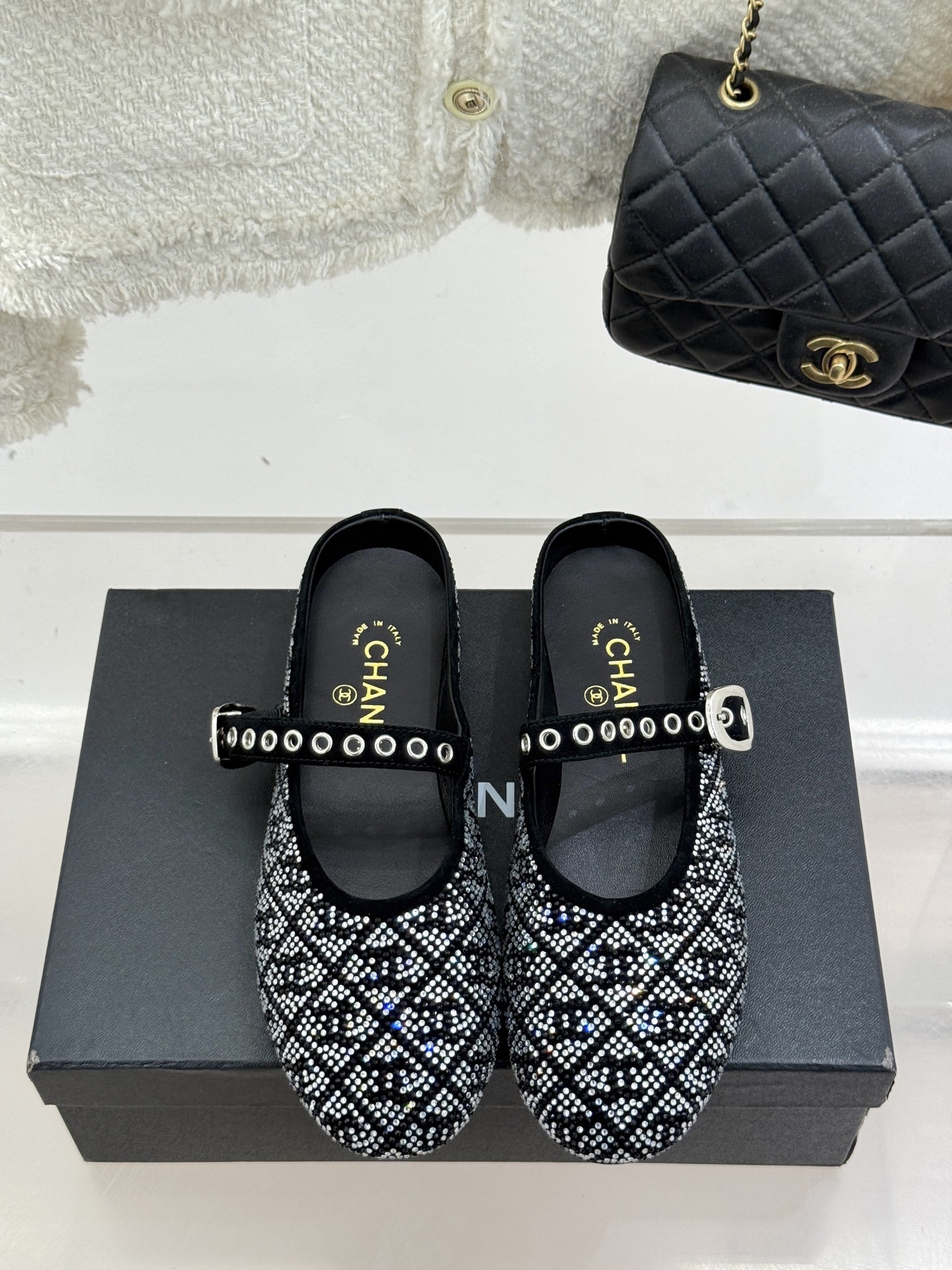CHANE*|小香25k春夏新品
复古满钻平底玛丽珍鞋半拖
大小姐氛围感拉满💎
今年入手的最让我惊喜的