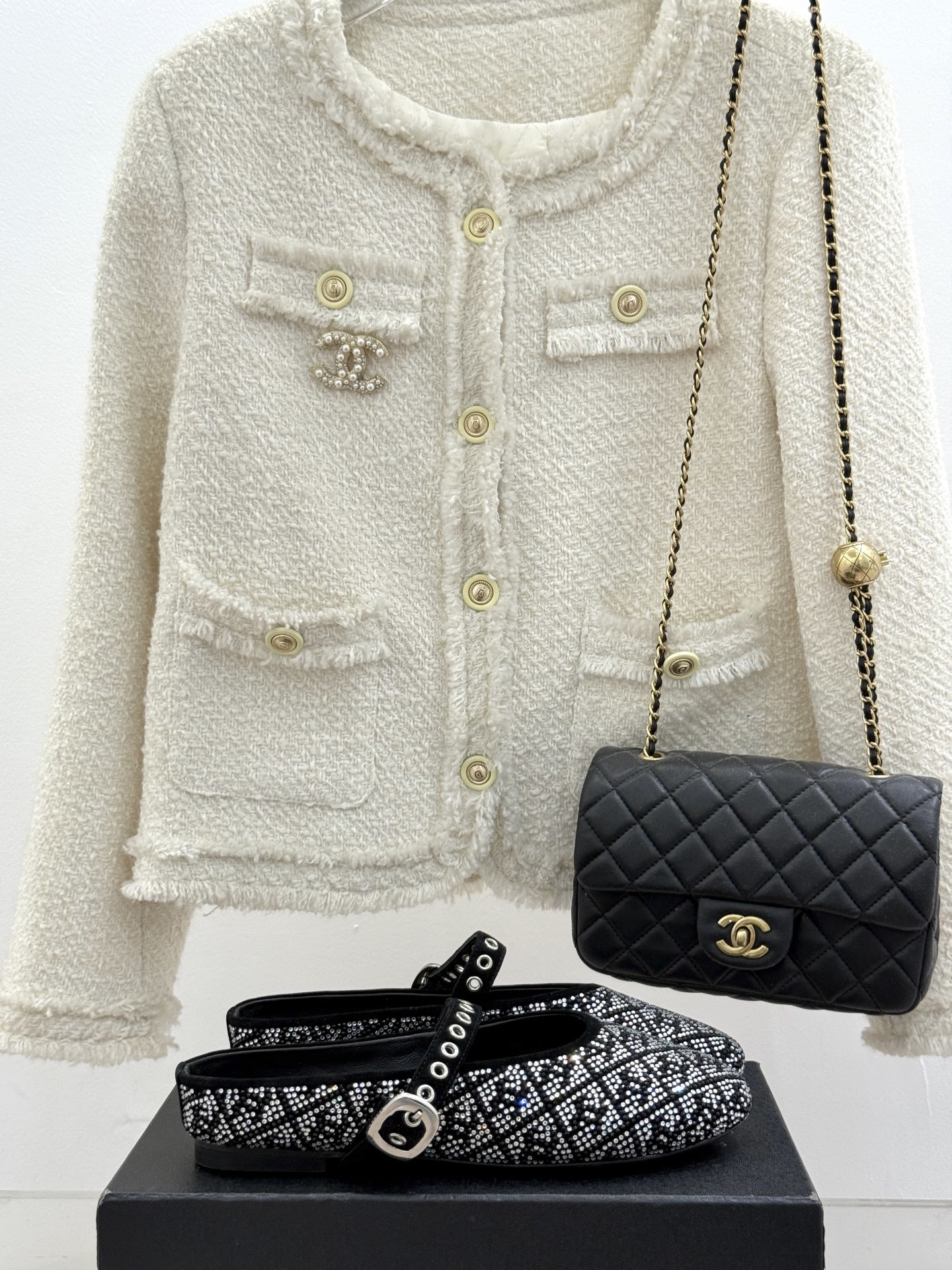 CHANE*|小香25k春夏新品
复古满钻平底玛丽珍鞋半拖
大小姐氛围感拉满💎
今年入手的最让我惊喜的