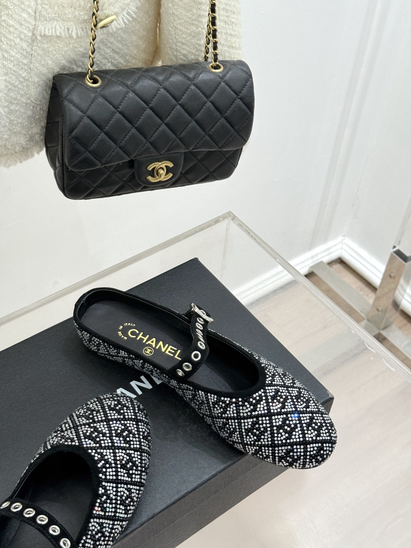CHANE*|小香25k春夏新品
复古满钻平底玛丽珍鞋半拖
大小姐氛围感拉满💎
今年入手的最让我惊喜的