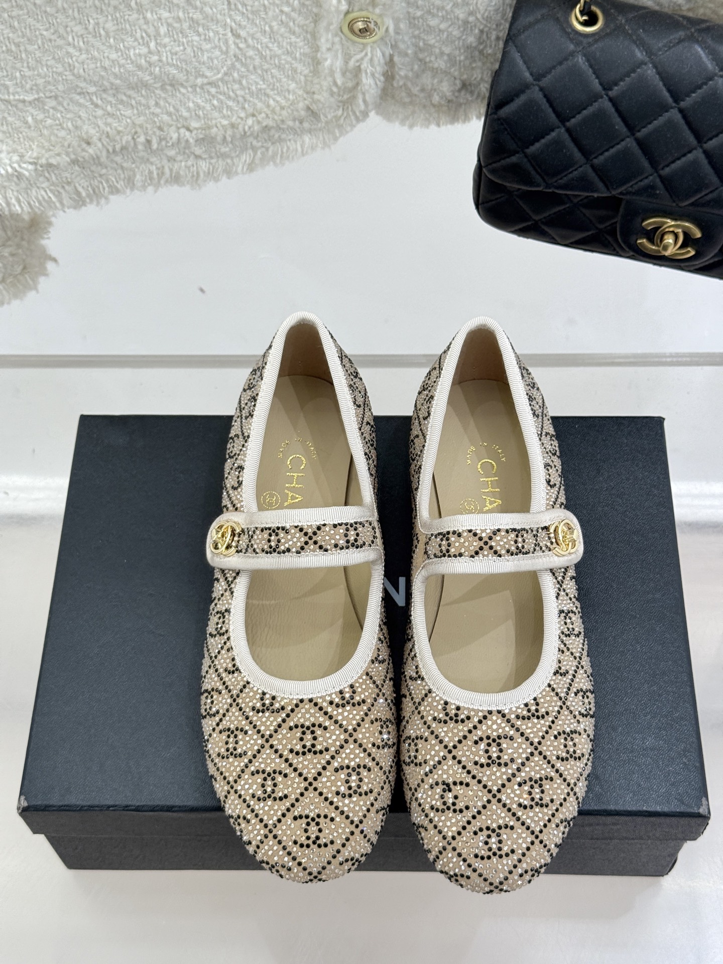 
CHANE*｜小香25k春夏新品
复古满钻平底玛丽珍鞋半拖
大小姐氛围感拉满💎
今年入手的最让我惊喜的