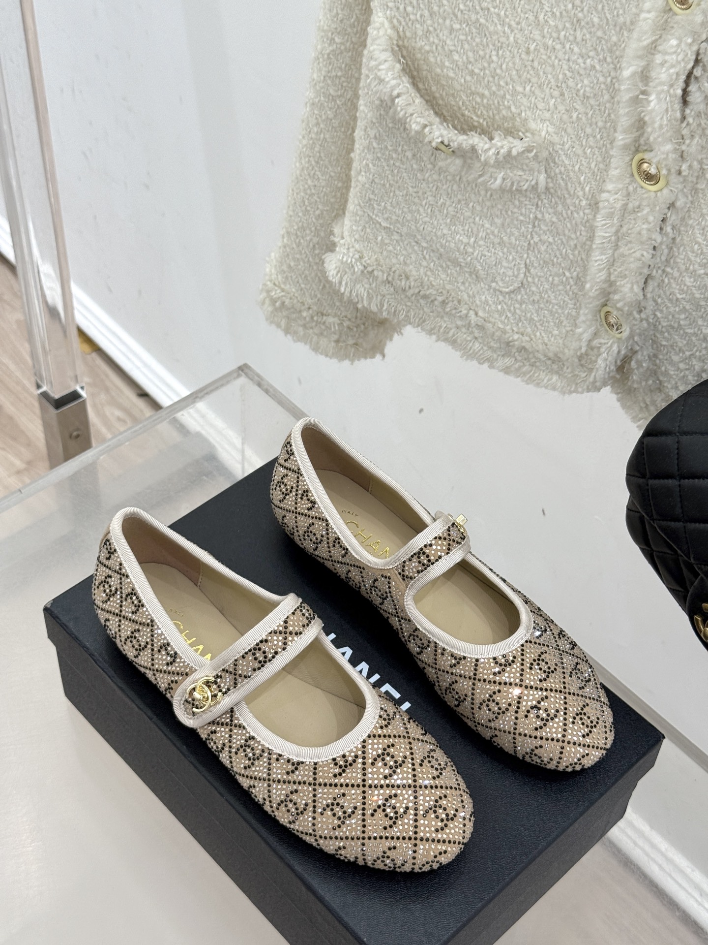 
CHANE*｜小香25k春夏新品
复古满钻平底玛丽珍鞋半拖
大小姐氛围感拉满💎
今年入手的最让我惊喜的