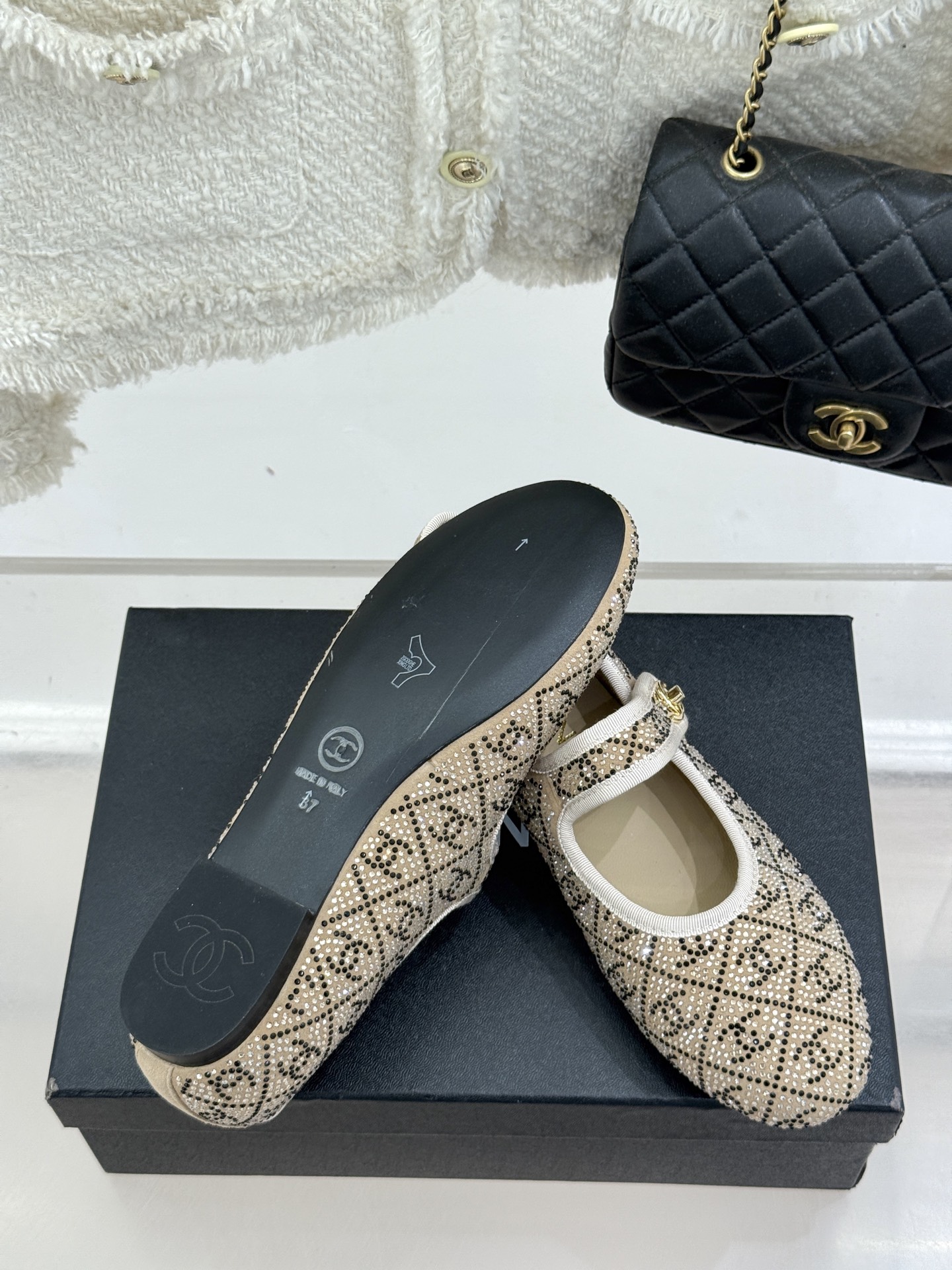 
CHANE*｜小香25k春夏新品
复古满钻平底玛丽珍鞋半拖
大小姐氛围感拉满💎
今年入手的最让我惊喜的