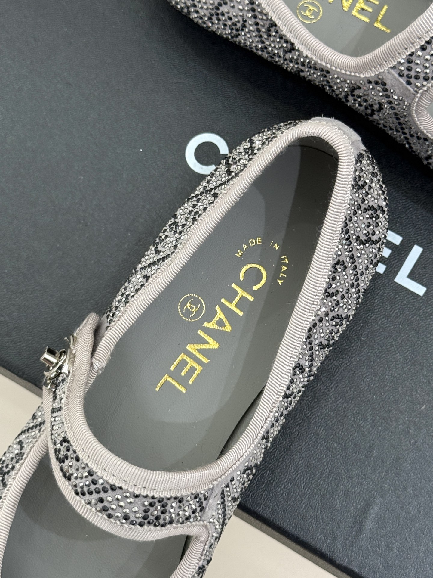
CHANE*｜小香25k春夏新品
复古满钻平底玛丽珍鞋半拖
大小姐氛围感拉满💎
今年入手的最让我惊喜的