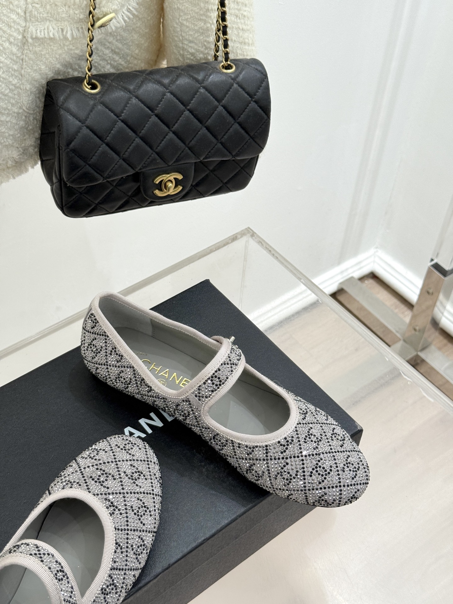 
CHANE*｜小香25k春夏新品
复古满钻平底玛丽珍鞋半拖
大小姐氛围感拉满💎
今年入手的最让我惊喜的